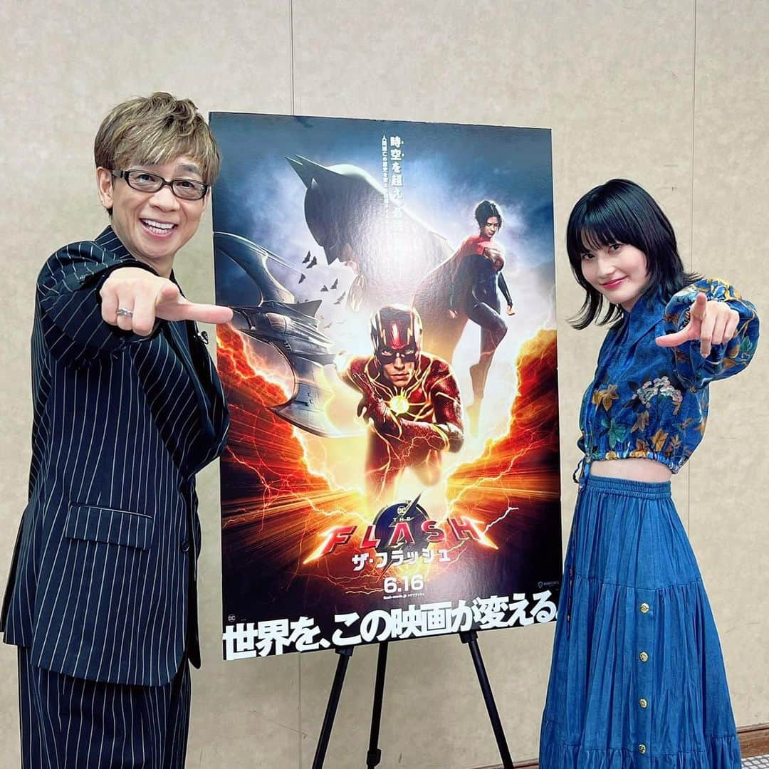 橋本愛のインスタグラム：「映画「THE FLASH」公開しました。  私はスーパーガール、 カーラの声を吹き替えさせていただきました。  演じている役者さん(サッシャ・カジェさん)の声のトーン、声質、声の響き、声の圧になんとか近づけるよう、 声帯のトレーニングをして臨みました。  声色だけでなく、私の体の中にもカーラの魂を入れるのは通常のお芝居と変わりませんでしたが、 画面からカーラの機微を最大限受け取り、それを声に還元してお返しするような、そんな循環を感じながらお芝居するのは初めてで、とても、とても楽しかったです。  (完成披露で山寺さんのお誕生日をお祝い…！山寺さん、おめでとうございました！！)」