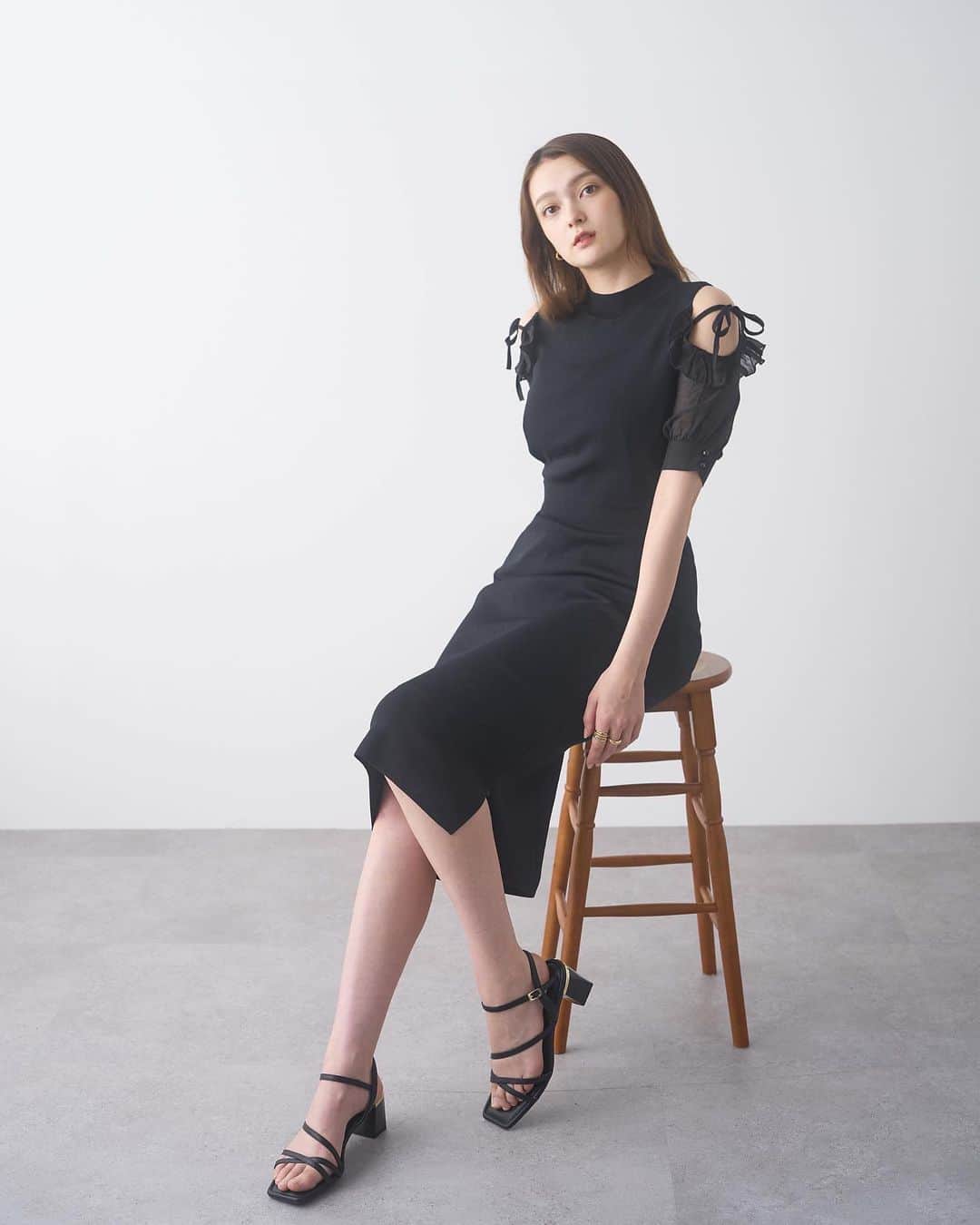 ドロシーズのインスタグラム：「.   ▽onepiece sheer frill open knit dress col:black size:free  ￥8,800 tax in  シアー素材のフリルスリーブのニットワンピース。 リボンを結んで可愛らしさをアップ。 裾にはスリットが入っています。 ━━━━━━━━━━━━━━━ ZOZOにて発売中 TOPページURLからチェック✔︎ ━━━━━━━━━━━━━━━  @drwcys_official  #drwcys  #ドロシーズ #23ss  #ワンピース #ニットワンピース #zozotown  #ゾゾタウン」