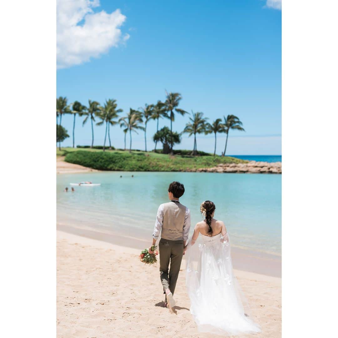 ワタベウェディングさんのインスタグラム写真 - (ワタベウェディングInstagram)「厳選！憧れのハワイで叶えるビーチフォトをご紹介📷 ----------------------------------------------- ハワイ🌴でリゾ婚をされた先輩カップルのビーチフォトをご紹介！ プレ花嫁さまから反響の多かった1枚を集めたので要チェックです✨  ハワイ旅行で誰もが目にするワイキキのビーチ。ウェディングでは、そこから少し足を延ばしたビーチでの撮影が大人気！ 《p1-3》は、ハワイ挙式人気No,1エリア「コオリナ」のビーチ。透き通るような美しい海と穏やかな波がウェディング撮影にぴったりです。  《P,4》のサンディビーチはオアフ島東側。白い砂浜と深いブルーのコントラストが美しいビーチです。  その他、お気に入りの小物を使った撮影や、日が沈んでいくビーチでのドラマチックなサンセットフォトも大人気。 ハワイの大自然を背景に、大切なパートナーとの今この瞬間をとっておきの1枚に残してください📷  リゾ婚の魅力は挙式やパーティだけでなく、その場所でしかできないフォトツアー！ その他、憧れのホテルでのフォトツアーやおしゃれな街並みなど、ふたりに合わせてご提案します。 こちらから過去の投稿をチェック！👉 @watabewedding  ------------------------- #ワタベウェディング #watabewedding #リゾートウェディング #リゾート挙式 #ウェディングフォト #海外挙式 #フォトウェディング #結婚式 #挙式  #プレ花嫁 #卒花嫁 #ハワイ挙式 #hawaii #プレ花嫁さんと繋がりたい #結婚式準備 #2023春婚 #2023秋婚  #ゼクシィ #少人数結婚式 #家族婚 #家族挙式 #ビーチフォト #ロケーションフォト #ビーチフォトウェディング #式場見学レポ  #式場見学 #式場探し #式場迷子  #子連れハワイ #ハワイ旅行 -----------------------------------------------」6月18日 20時30分 - watabewedding