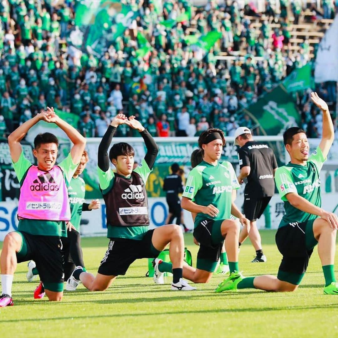 片山真人のインスタグラム：「【ガチャスタグラム 試合篇】  3連勝👏 positiveをしっかり積めた1日😆 次も山雅ファミリー全員で勝利を✨  #明治安田生命j3リーグ 14節讃岐戦⚽️ #勝利 🏅 #3連勝 ⭐︎⭐︎⭐︎ #松本山雅fc ファミリーみんなの勝利🤝 #無失点 も連続👍  #positive もいろいろあったな✨ #滝裕太 選手の連続ゴール⚽️ #小松蓮 選手の5試合　ゴール⚽️ #クラブ新記録 👏 #mvp は#橋内優也 選手👏 #統率力 👍 #村山智彦 選手の2試合連続無失点🧤 #菊井悠介 選手のピンポイントアシスト⚽️ #常田克人 選手、#喜山康平 選手の展開力⚽️  などなど、他にもめっちゃあるな👍😊  ※試合後の橋内選手のヒーローインタビューもおもろかったしな🎙️  試合以外も、いろいろ熱く実施✨  #ゼロカーボン #脱炭素 イベント🌎✨  俺はイベントMCを担当🎤  『サッカー✖︎松本✖︎水』スペシャルトークショー✨  ◽️登壇者 元スノーボードハーフパイプ五輪選手 POW JAPANアンバサダー 橋本通代さん🤝  mymizu共同創設者 一般社団法人 Social Innovation Japan代表理事 マクティア・マリコさん🤝  Jリーグ執行役員 サステナビリティ担当 辻井隆行さん🤝  #片山真人 #ガチャ 司会進行🎙️  #goodwithyamaga 🌏 #マイボトル プロジェクト✨ #環境 への意識を高める取り組み👍 #eco 🌍  #積水ハウス presentsアルWIN TV📺 #ゴール &スポンサー看板＆ベンチ設置🚧  気温もかなり暑かったけど、熱量もかなり熱く全部いきやした❤️‍🔥🔥  全ては勝利のために👍 #笑顔 のために👍  #onesoul やな😊  次節はアウェイでの岩手グルージャ盛岡戦⚽️🏟️  気持ちよく行ってきます😏🚌  #トラビスジャパン さん主催の…  『ガチャと行くアウェイバスツアー🏃💨』  ⚽️✖︎🚌✖︎🎙️  次もみんなでポジティブにいこ👍👍👍  #ちいさなことからコツコツと 😊」