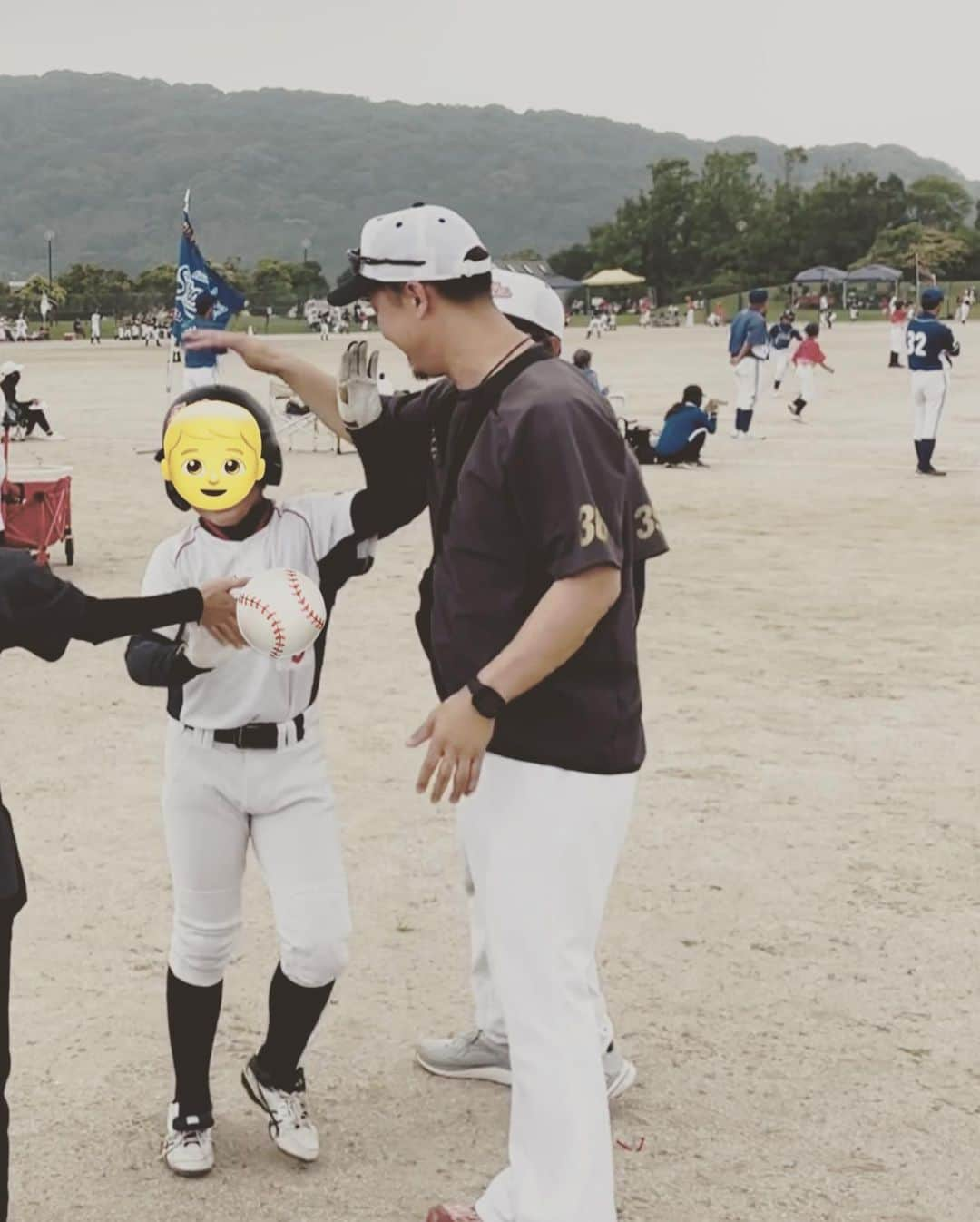 YASSさんのインスタグラム写真 - (YASSInstagram)「【父の日】 今日は完全オフ。 息子の⚾️の大会で北九州の行橋まで。 トーナメント勝ち上がって31チーム中3位！ 満塁ホームラン打ってくれたし嬉しい父の日のプレゼントもらった感じなのかな！？ ピッチャーとして4試合よく投げ切った、お疲れさん！ 昨日は幼稚園の父の日参観で娘たちからいっぱいプレゼントもらったし！ さぁ明日からまた頑張りましょうかね！  #俺たちのオールスター #ビーグルクルー #野球少年の父 #野球少年の母 #父の日 #父の日プレゼント」6月18日 20時24分 - beaglecrewyass