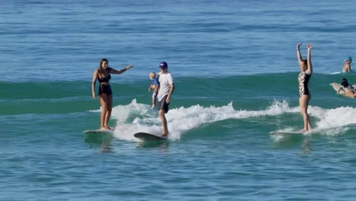 カリッサ・ムーアのインスタグラム：「Happy Father’s Day Dad 💕 Thank you for sharing the ocean and the gift of surfing with all three of us. Our time together in and around the water has always brought me so much joy and I will cherish it always. I wouldn’t be doing what I love or chasing my dreams if it weren’t for you and all the little moments of sacrifice, dedication, support and belief. Being a parent can be a thankless job but you do it and show up anyway. Thank you for being present, invested and constant my whole life. For always encouraging me to strive for more, never give up and lead with my heart. Love you 🥰 video/ @swellpatrol」