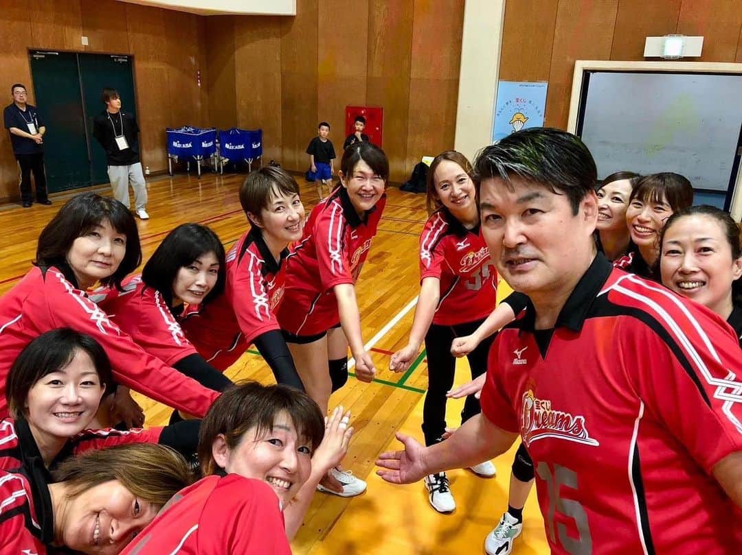 のインスタグラム：「2023.6.18 . . 宝くじスポーツフェア はつらつ　ママさんバレーボール　in　辰野 . 約3年前に登録をして 今回やっと参加することができました🏐✨ . 参加をした理由は🤟つあります！！！  ・ままさんバレーをきっかけにバレーを始めたので 少しでもままさんと触れ合い恩返しがしたいということ🏐  ・幼い頃テレビで見ていて憧れている選手の皆さんと 一緒にバレーボールがしたかった🏐  ・宝くじが当たりますようにと💰笑嘘 （まず宝くじ買いますッ笑） . メンバー（12名の選手の皆さん） 植田辰哉　さん 田中姿子　さん 江上由美　さん 佐野優子　さん ヨーコゼッターランド　さん 落合真理　さん 永冨有紀　さん 宝来麻紀子　さん 坂本清美　さん 多治見麻子　さん 新鍋理沙　さん 佐藤あり紗 . . わたしにとって夢のようでした🌈 また是非参加したいです٩( ᐛ )و （試合ではなく皆さんに緊張してお昼食べられなかったことは🤫） （実は9人制で国体に出てたことも🤫） . 📸 : 好きな写真💓 りさと顔くっつきすぎ。笑 . 大会開催にあたり多くの方が何日も前から 準備をしてくださっていたと思います! 関係者の皆様ありがとうございました💕 また、長野県辰野町に違う形で 行くことができたらうれしいなぁ🏐🌈 . . ※姪っ子からくるみやまびこお願いされてたけど 長野駅にも辰野駅にも無かった…ごめんよ。笑 ※姉からはんごろしキムチお願いされてたけど 見つけられなかった…ごめんよ。笑 . #宝くじ　#宝くじあたりますように 笑 #佐藤あり紗　#県外でも出張バレー教室OK #バレーボール　#ハイキュー　#長野県　#辰野町 #わたしって運がいい　#わたしって幸せ者」