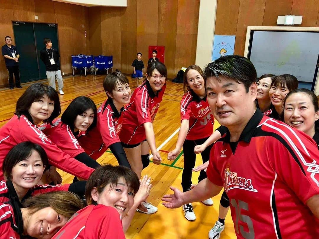 佐藤あり紗のインスタグラム：「2023.6.18 . . 宝くじスポーツフェア はつらつ　ママさんバレーボール　in　辰野 . 約3年前に登録をして 今回やっと参加することができました🏐✨ . 参加をした理由は🤟つあります！！！  ・ままさんバレーをきっかけにバレーを始めたので 少しでもままさんと触れ合い恩返しがしたいということ🏐  ・幼い頃テレビで見ていて憧れている選手の皆さんと 一緒にバレーボールがしたかった🏐  ・宝くじが当たりますようにと💰笑嘘 （まず宝くじ買いますッ笑） . メンバー（12名の選手の皆さん） 植田辰哉　さん 田中姿子　さん 江上由美　さん 佐野優子　さん ヨーコゼッターランド　さん 落合真理　さん 永冨有紀　さん 宝来麻紀子　さん 坂本清美　さん 多治見麻子　さん 新鍋理沙　さん 佐藤あり紗 . . わたしにとって夢のようでした🌈 また是非参加したいです٩( ᐛ )و （試合ではなく皆さんに緊張してお昼食べられなかったことは🤫） （実は9人制で国体に出てたことも🤫） . 📸 : 好きな写真💓 りさと顔くっつきすぎ。笑 . 大会開催にあたり多くの方が何日も前から 準備をしてくださっていたと思います! 関係者の皆様ありがとうございました💕 また、長野県辰野町に違う形で 行くことができたらうれしいなぁ🏐🌈 . . ※姪っ子からくるみやまびこお願いされてたけど 長野駅にも辰野駅にも無かった…ごめんよ。笑 ※姉からはんごろしキムチお願いされてたけど 見つけられなかった…ごめんよ。笑 . #宝くじ　#宝くじあたりますように 笑 #佐藤あり紗　#県外でも出張バレー教室OK #バレーボール　#ハイキュー　#長野県　#辰野町 #わたしって運がいい　#わたしって幸せ者」