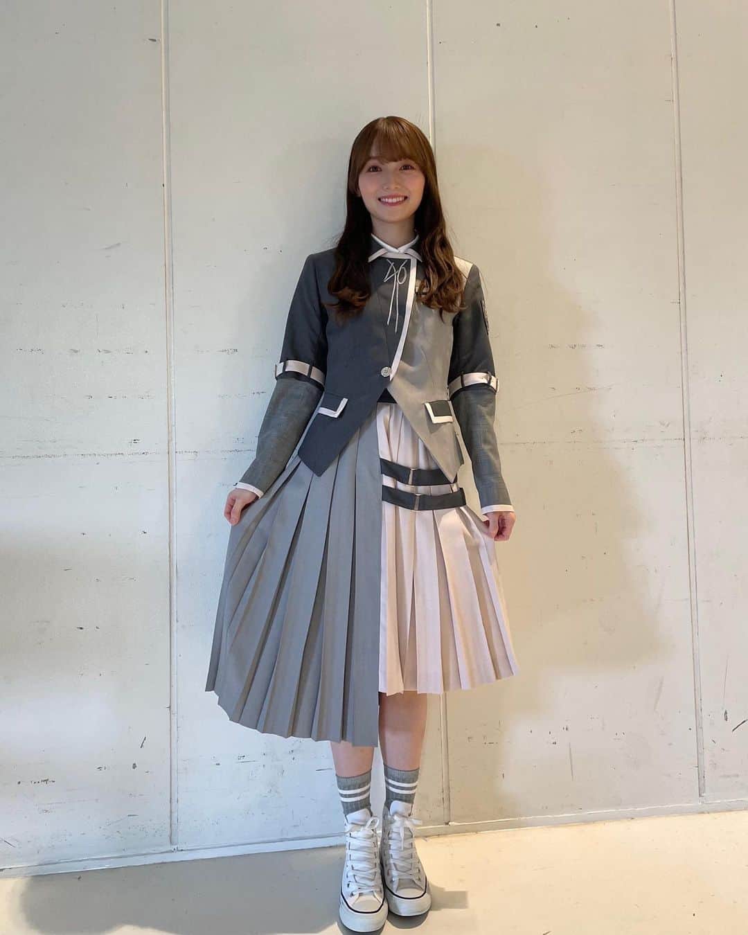 のインスタグラム：「♡ 6th シングルの新制服…♡ 制服にコンバースが新鮮。  ジャケットの46の刺繍がリボンみたいでかわちい🎀  これから6th期間、この制服とともに頑張ります☺︎  #櫻坂46  #sakurazaka46  #renagram  #制服 #コンバース」