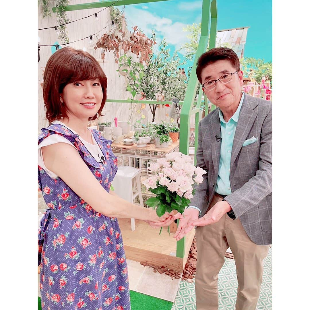 松本伊代さんのインスタグラム写真 - (松本伊代Instagram)「東海テレビ 「スイッチ！」  今日は 父の日！と言う事で お父さんである 高井さん ジョージさんの お二人を挟んで😍  高井さん いつもご苦労様です！ のお花贈呈🌸？ 父の日やってくれるかな〜と心配そうだったけど、、、。 良い父の日でありますように。 皆さまも💓  お衣装  @baybeeonline_  #東海テレビ #スイッチ #父の日 #ヒロミさんのYouTubeみてみてね #高井一 #お天気吉田ジョージ #速水アナ #前田アナ #松本伊代 #たろー #Iyo Matsumoto」6月18日 20時38分 - iyo14_official