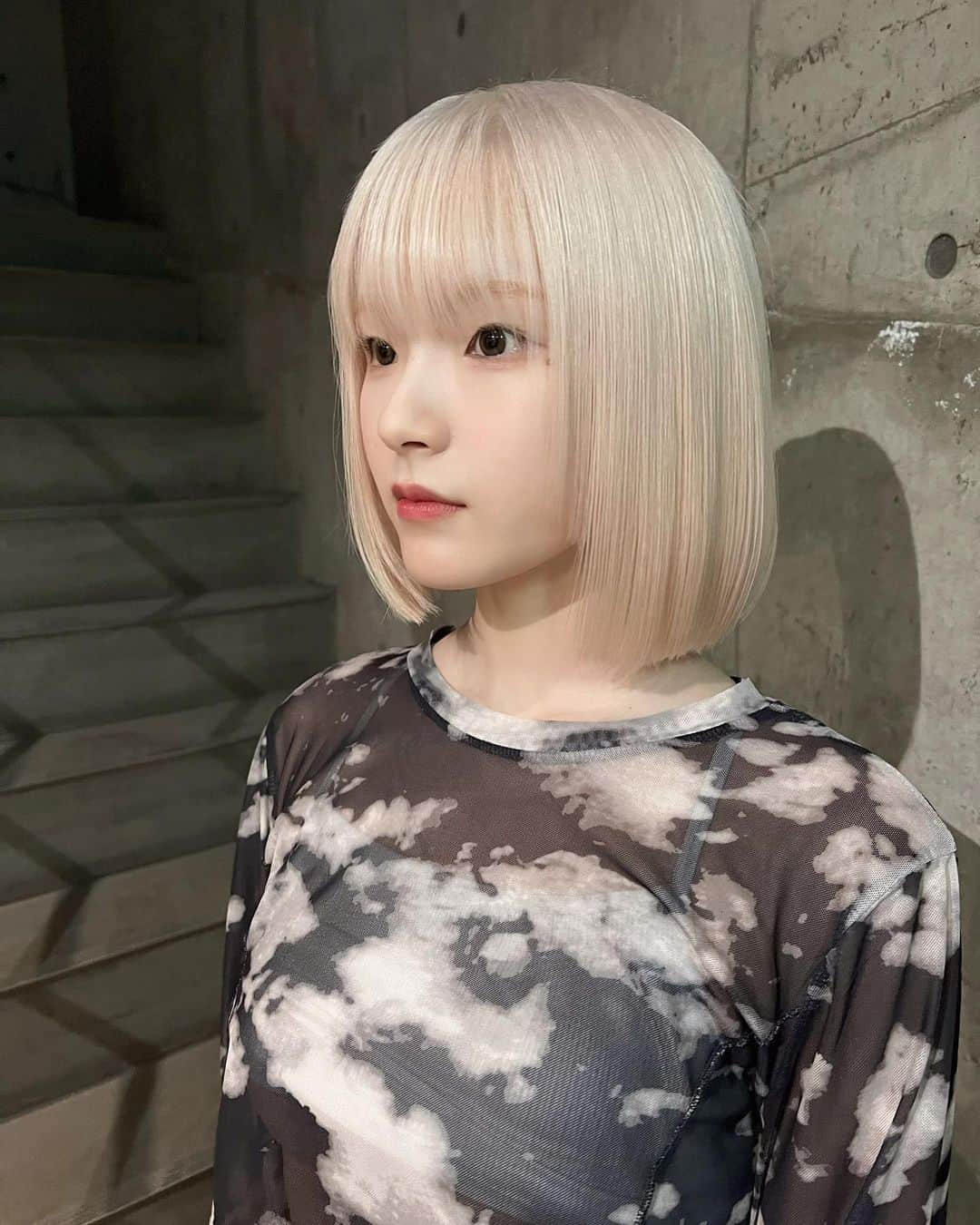 志村美希のインスタグラム：「⁡ 𝙬𝙝𝙞𝙩𝙚 𝙗𝙚𝙞𝙜𝙚 🐩🐩🐩 ⁡ 夏だから紫外線反射カラー🐭🤍 #ホワイトボブ」