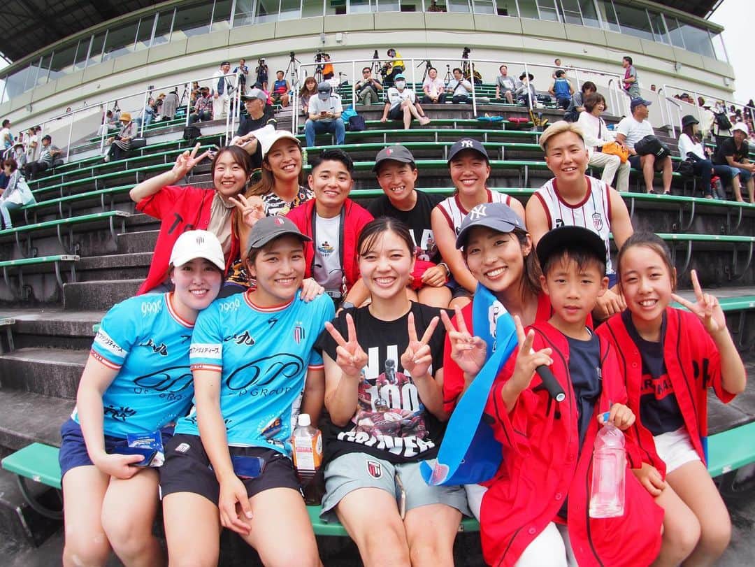 東京フェニックス・ラグビークラブさんのインスタグラム写真 - (東京フェニックス・ラグビークラブInstagram)「Whenever Wherever ❤️❤️‍🔥🤝🏽  . .  暑い中応援ありがとうございました。  本当にたくさんの方々の応援のお陰様でやっと３位入賞することが出来ました。  最後、花園大会チーム一丸となって優勝を目指します。  #東京山九フェニックス #staygold #女子ラグビー #ラグビー #ラグビー女子」6月18日 20時33分 - tokyo_phoenixrc