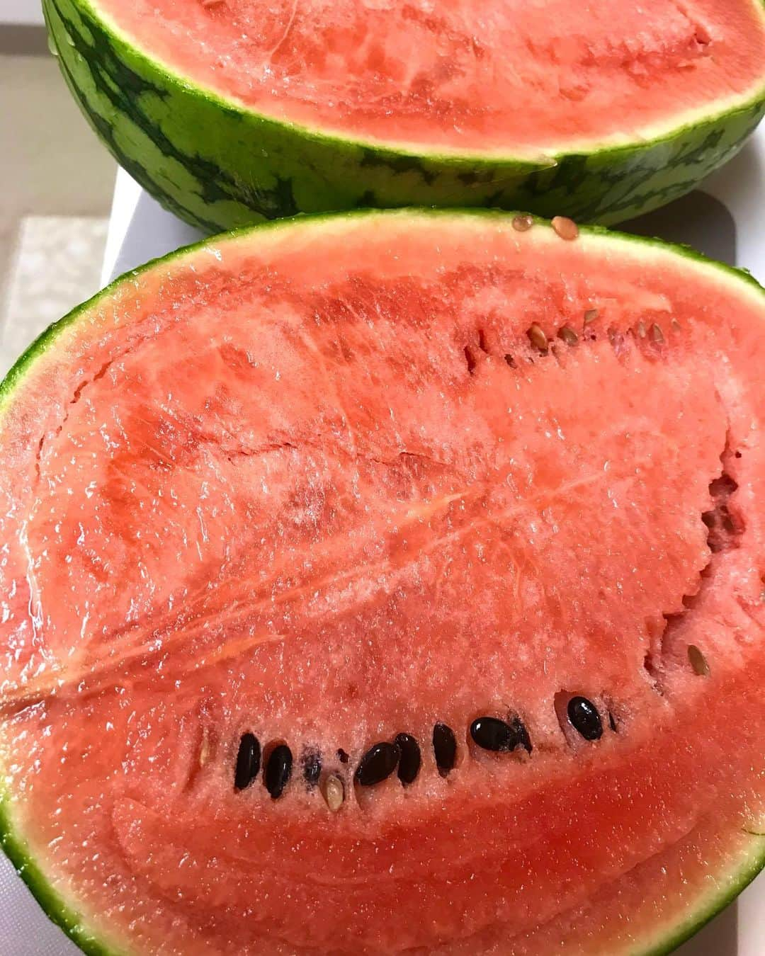 岡まゆみのインスタグラム：「6月半ばというのに…あっついですね！ こんな日は🍉がいいね👍いただきました！ 「姫まくら」というスイカ🍉 ただものではない！小玉スイカよりは少し大きいかな？ 皮が薄くて、甘みが強く、きめ細やか！ キーンと冷やして食べました！ ご馳走様😋😋😋 ＃姫まくら　＃スイカ　＃岡まゆみ」