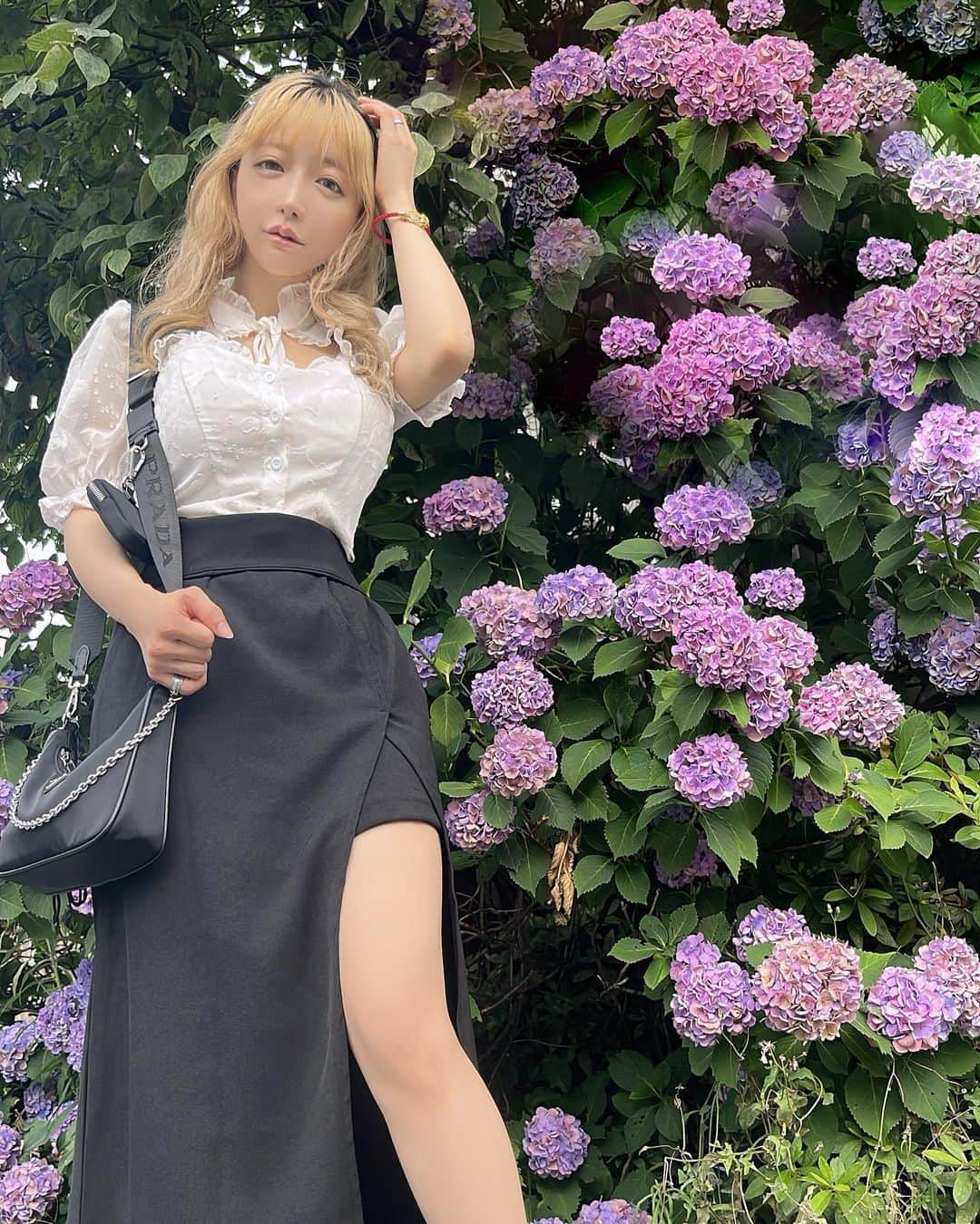 神崎りのあさんのインスタグラム写真 - (神崎りのあInstagram)「紫陽花。 綺麗に咲けるのは桜の様に一瞬。   #アジサイ  #無加工37歳 #グラビア #神崎りのあ #Japan #JapanesCosplayer #コスプレ #整形 #日本 #コスプレイヤー #Bijin」6月18日 20時36分 - rinoa_kanzaki