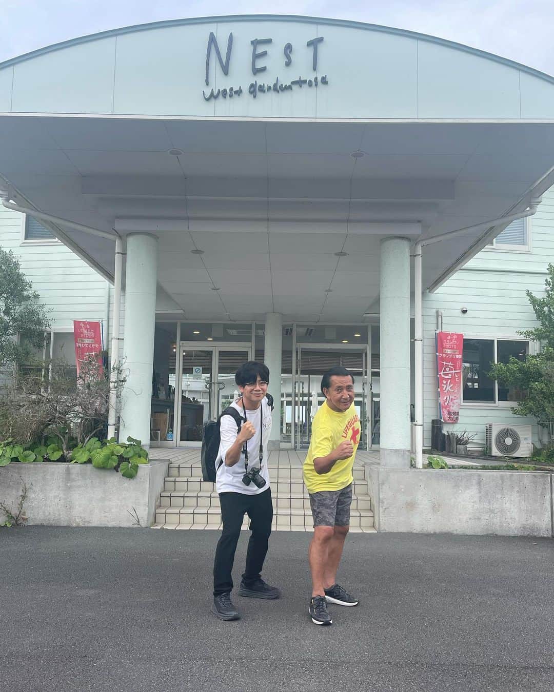 のインスタグラム：「今回お世話になりました @nestwgt の山本祥平社長さん他スタッフの皆さん、ありがとうございました🙏🙏🙏 ホテル目の前がサーフポイントと遊歩道。 最高なロケーションで、最高なヨガとサーフィンリトリートが開催出来ました❣️ さんちゃんもお疲れさまでした❣️ @sunchan_33  @international_yoga_center  #ヨガリトリート  #サーフィン #アシュタンガヨガ  #ケンハラクマ」