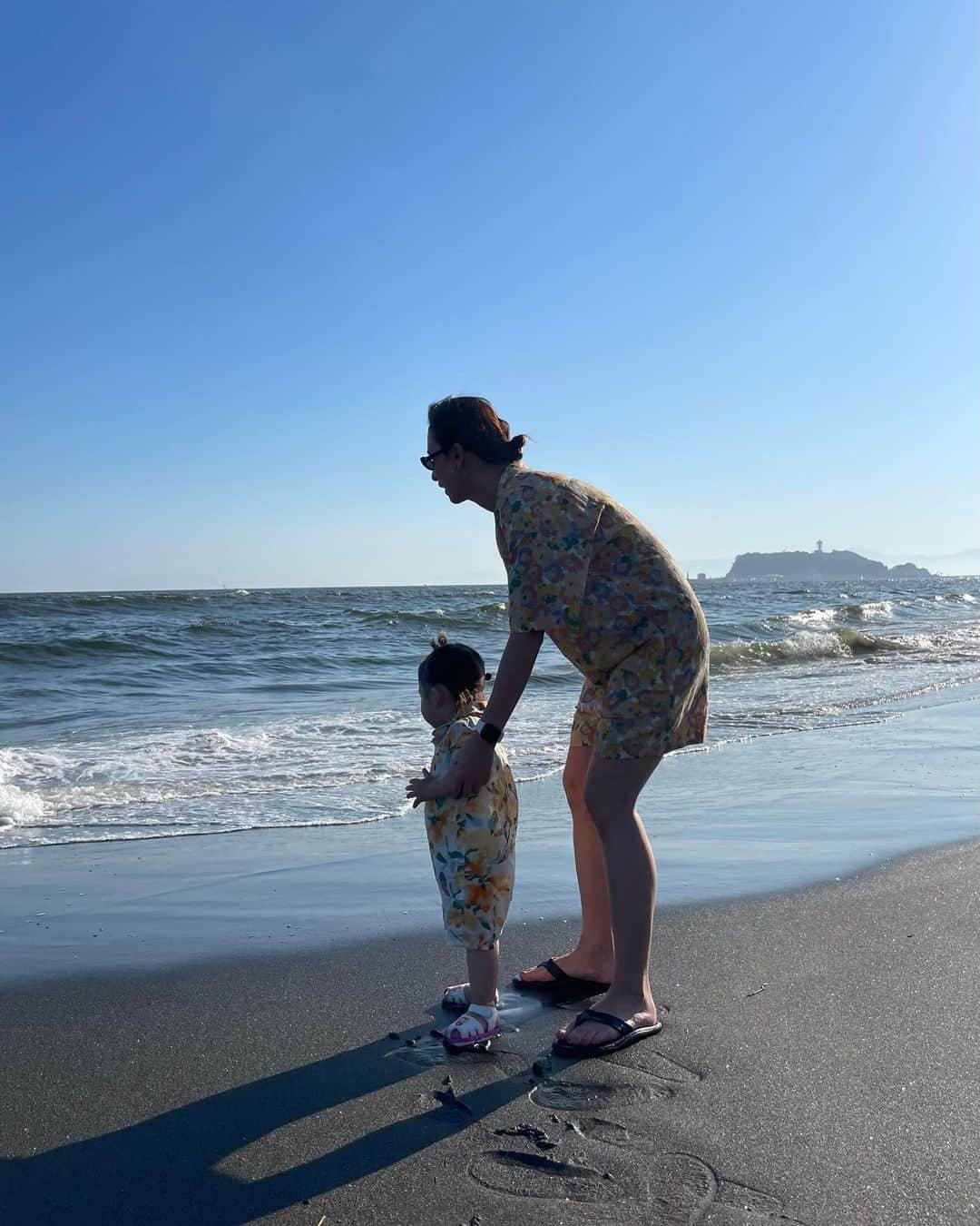 持永真実さんのインスタグラム写真 - (持永真実Instagram)「週末さんぽ🩵🐾 娘と似たようなつなぎ着てみた（母うれしい🥹🫶  ぐんぐん成長していく娘。🌱 うれしいやらさみしいやら🥹  #1y5m #湘南生まれ湘南育ち #ママ娘リンクコーデ #まみふく #海さんぽ #七里ヶ浜 #七里ガ浜」6月18日 20時37分 - mami_mochinaga