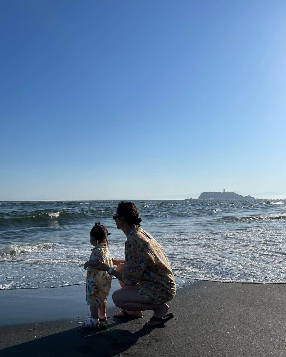 持永真実さんのインスタグラム写真 - (持永真実Instagram)「週末さんぽ🩵🐾 娘と似たようなつなぎ着てみた（母うれしい🥹🫶  ぐんぐん成長していく娘。🌱 うれしいやらさみしいやら🥹  #1y5m #湘南生まれ湘南育ち #ママ娘リンクコーデ #まみふく #海さんぽ #七里ヶ浜 #七里ガ浜」6月18日 20時37分 - mami_mochinaga