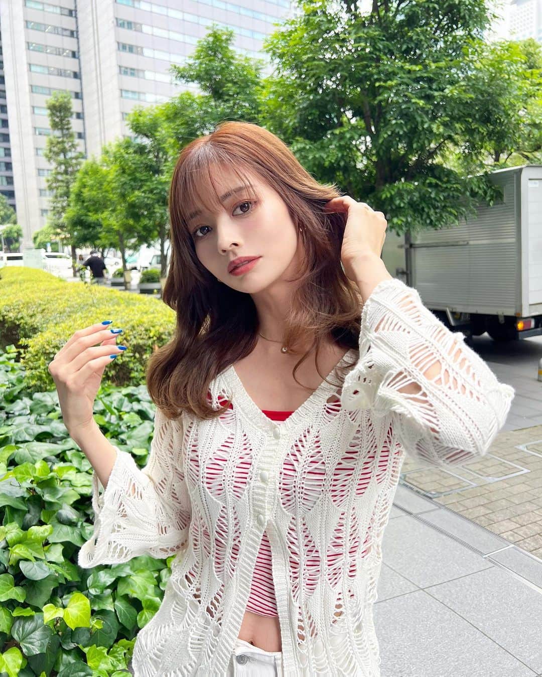 得あゆのインスタグラム：「今の髪色〜🍊🧡 @naoki.hair  ほんのりオレンジっぽくてかわいい😍 超お気に入り！！！！！！🧡👏🏻 ・ ・ ・ ・ ・ ・ ・ ・ ・ ・ ・ #newhair#夏カラー#ヘアカラー#オレンジ#オレンジカラー#北新地#梅田#梅田美容室#美容室#イメチェン#前髪#前髪カット#前髪アレンジ#前髪セット#巻き髪#韓国風ヘア#関西ママ#大阪ママ#カーディガン#夏メイク#アラサー女子#ホワイトコーデ#大人カジュアル#アラサーコーデ#ママライフ#ママコーデ#巻き髪#巻き髪アレンジ#髪質改善トリートメント#髪質改善#髪質改善ストレート」