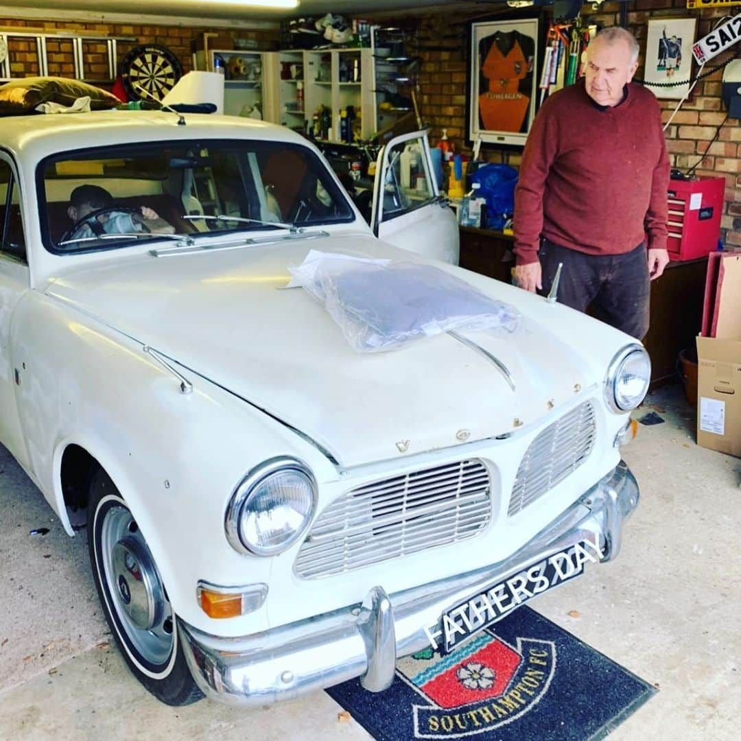 ケルビン・デイビスさんのインスタグラム写真 - (ケルビン・デイビスInstagram)「Happy Fathers Day Dad’s… Here is mine with his new favourite child!! #classiccars #volvo #biggeoff」6月18日 20時40分 - kelvin_davis1