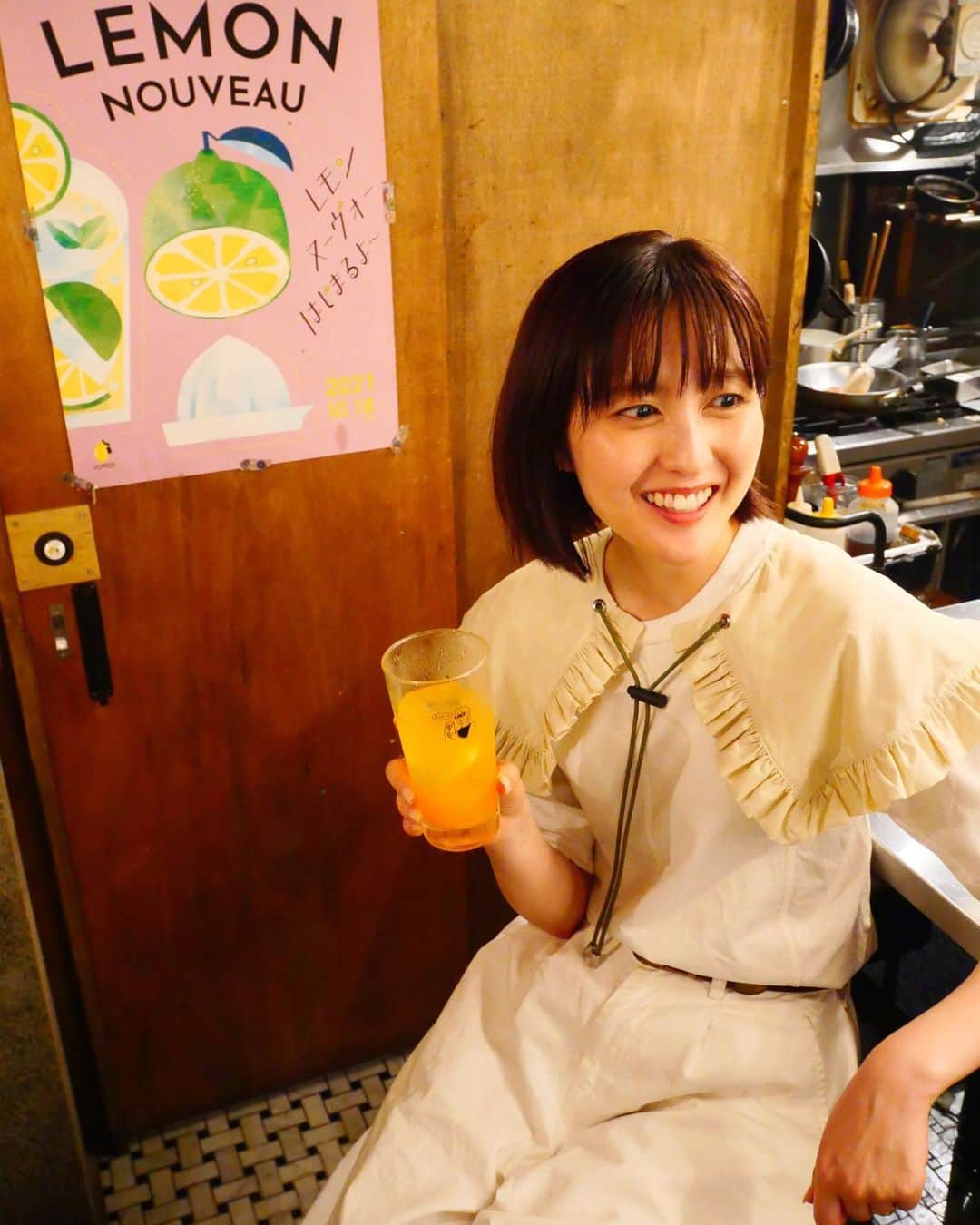 岩井七世のインスタグラム：「父の日！ということで 家族でごはんを食べました🍋  カウンターもテラスも立ち飲みもコース料理も楽しめる、カジュアルなのに本格的なイタリアン居酒屋、ニショク。こだわりのお酒もラインナップ豊富で、自家製チャイやレモネードなどソフトドリンクも充実しているところも私のお気に入り💭  写真3枚目のブッラータチーズ、 色んなフルーツとジュレにこっそりゆず塩がふってあって大好物🍑  ポルチーニ茸のスープ水餃子 いちごのティラミス... 美味しいのオンパレードに、父もご機嫌でオトナブルー口ずさんで帰ってました✊✊♪  お仕事おつかれさま ✂  いつもありがとう。  #ニショク #二色なお店 #自由が丘ディナー #ネオイタリアン酒場 #東横線グルメ #父の日ごはん #父の日」