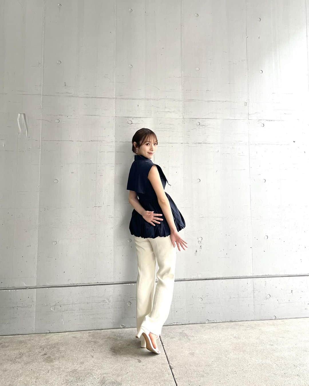 左伴彩佳さんのインスタグラム写真 - (左伴彩佳Instagram)「襟付きブラウス🌼  　  今日の私服さん✨ 私には珍しいネイビーカラー🫐 ネイビーとホワイトの組み合わせがずっとしたかったんだ🤍  　 ボタンがお腹のとこまでで、肌少し見える感じも大人ぽいデザイン👱🏻‍♀️ 　  襟取り外しOKだからシンプルに着たい時は外したりできて◎  tops @eimyistoire_official  pants @cocodeal_official  shoes @randa_pic  　  そして2日間のお話し会ありがとう♡ 次は7月のオンラインと対面お話し会🫶🏻 最後まで楽しみにしてます〜  　 　　　  #ブラウスコーデ #エイミー　#エイミーイストワール #eimy #パンツコーデ　#ココディール　#cocodeal #ランダ　#randa #低身長コーデ　#夏コーデ」6月18日 20時41分 - hidaaya_729