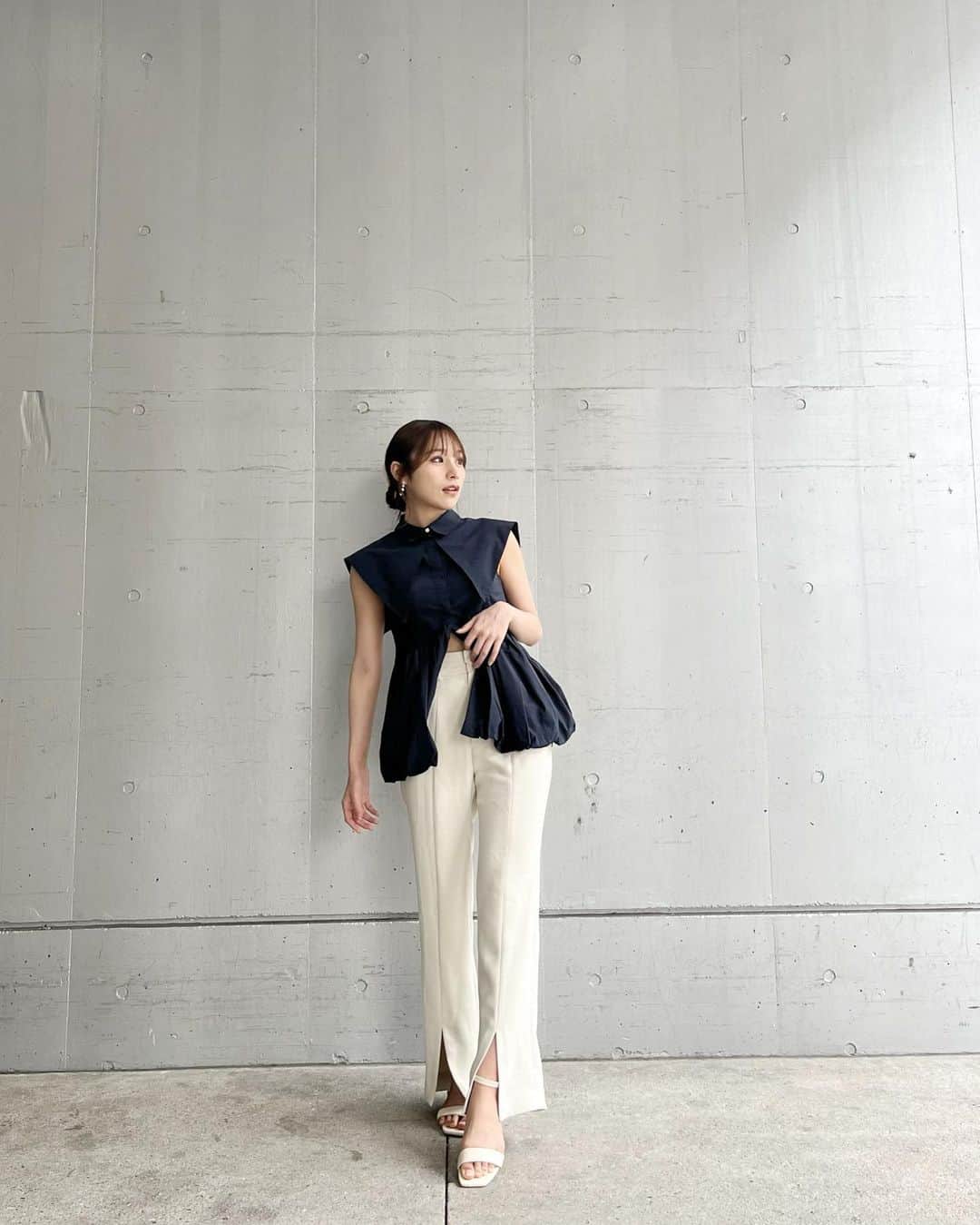 左伴彩佳さんのインスタグラム写真 - (左伴彩佳Instagram)「襟付きブラウス🌼  　  今日の私服さん✨ 私には珍しいネイビーカラー🫐 ネイビーとホワイトの組み合わせがずっとしたかったんだ🤍  　 ボタンがお腹のとこまでで、肌少し見える感じも大人ぽいデザイン👱🏻‍♀️ 　  襟取り外しOKだからシンプルに着たい時は外したりできて◎  tops @eimyistoire_official  pants @cocodeal_official  shoes @randa_pic  　  そして2日間のお話し会ありがとう♡ 次は7月のオンラインと対面お話し会🫶🏻 最後まで楽しみにしてます〜  　 　　　  #ブラウスコーデ #エイミー　#エイミーイストワール #eimy #パンツコーデ　#ココディール　#cocodeal #ランダ　#randa #低身長コーデ　#夏コーデ」6月18日 20時41分 - hidaaya_729