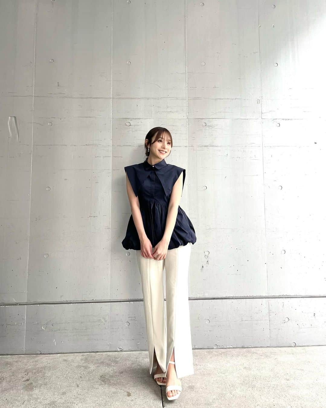 左伴彩佳さんのインスタグラム写真 - (左伴彩佳Instagram)「襟付きブラウス🌼  　  今日の私服さん✨ 私には珍しいネイビーカラー🫐 ネイビーとホワイトの組み合わせがずっとしたかったんだ🤍  　 ボタンがお腹のとこまでで、肌少し見える感じも大人ぽいデザイン👱🏻‍♀️ 　  襟取り外しOKだからシンプルに着たい時は外したりできて◎  tops @eimyistoire_official  pants @cocodeal_official  shoes @randa_pic  　  そして2日間のお話し会ありがとう♡ 次は7月のオンラインと対面お話し会🫶🏻 最後まで楽しみにしてます〜  　 　　　  #ブラウスコーデ #エイミー　#エイミーイストワール #eimy #パンツコーデ　#ココディール　#cocodeal #ランダ　#randa #低身長コーデ　#夏コーデ」6月18日 20時41分 - hidaaya_729