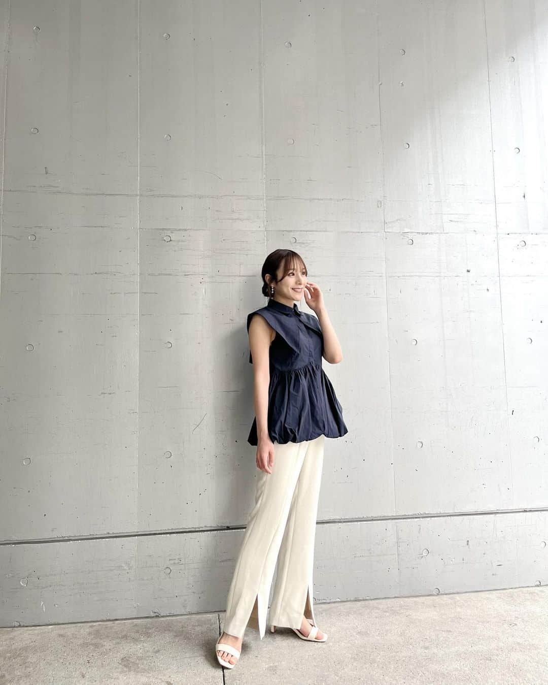 左伴彩佳さんのインスタグラム写真 - (左伴彩佳Instagram)「襟付きブラウス🌼  　  今日の私服さん✨ 私には珍しいネイビーカラー🫐 ネイビーとホワイトの組み合わせがずっとしたかったんだ🤍  　 ボタンがお腹のとこまでで、肌少し見える感じも大人ぽいデザイン👱🏻‍♀️ 　  襟取り外しOKだからシンプルに着たい時は外したりできて◎  tops @eimyistoire_official  pants @cocodeal_official  shoes @randa_pic  　  そして2日間のお話し会ありがとう♡ 次は7月のオンラインと対面お話し会🫶🏻 最後まで楽しみにしてます〜  　 　　　  #ブラウスコーデ #エイミー　#エイミーイストワール #eimy #パンツコーデ　#ココディール　#cocodeal #ランダ　#randa #低身長コーデ　#夏コーデ」6月18日 20時41分 - hidaaya_729
