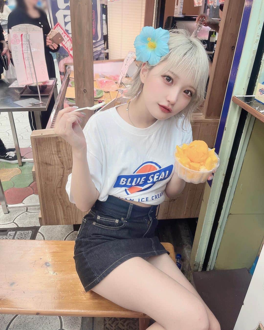 東條ゆりあのインスタグラム：「夏の主役はゆりあやん？☺︎  ゆかとブルーシールのマンゴーかき氷たべたあ、めちゃくちゃ美味しくてびっくりした、マンゴーておいしい、ね、🫶」