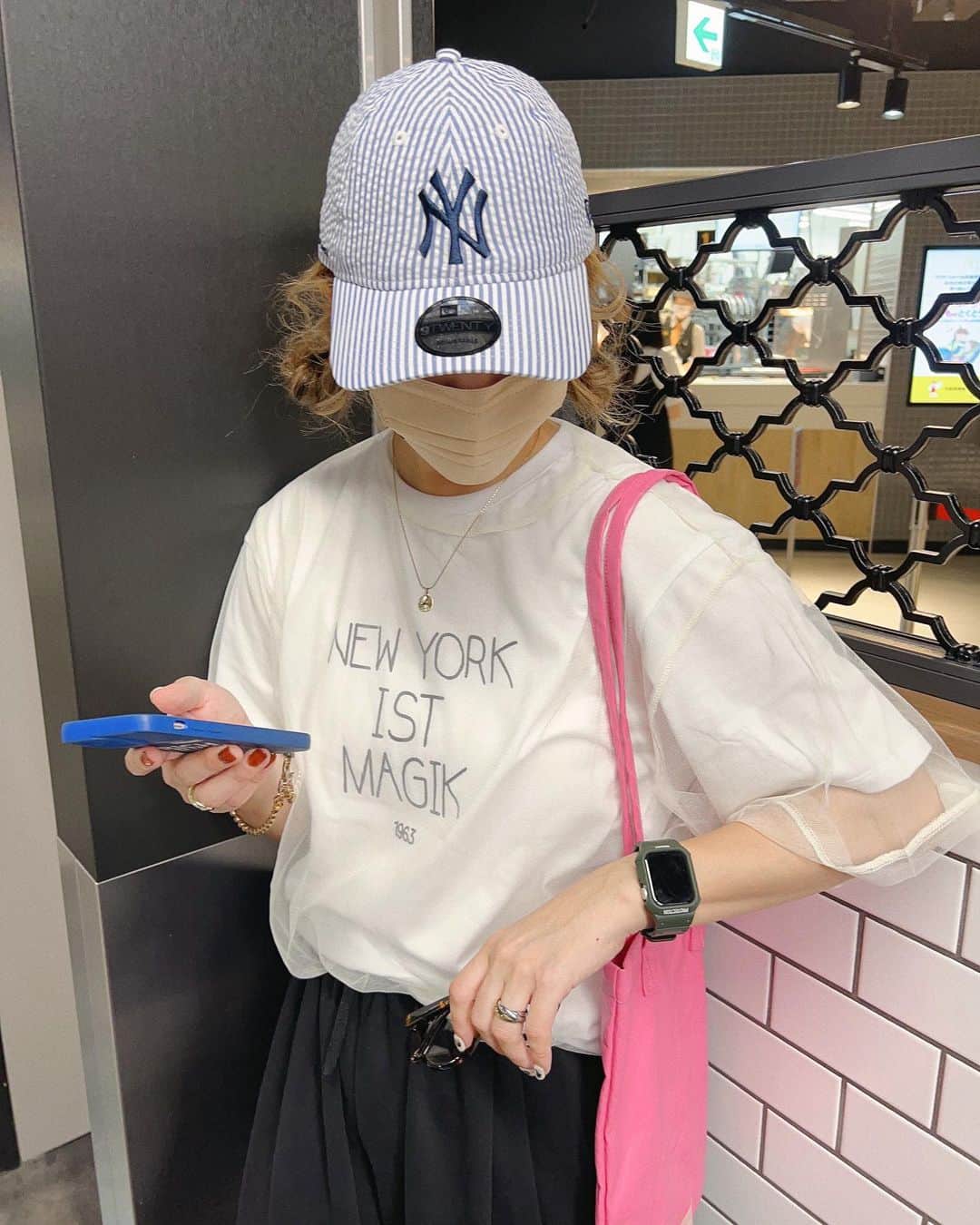natsupoo0315のインスタグラム：「着回し力抜群！シンプルロゴT♡ またまたシアーシャツと🥰 立体ロゴでかわいい！  @sakishima_tokyo_closet   #sakishimatokyo #zozotown  #大人カジュアル#カジュアル#高身長#高身長コーデ#メンズライク#骨格ナチュラル#カジュアルコーデ#newera#ニューエラ#パフィークロスベルトサンダル#gu」