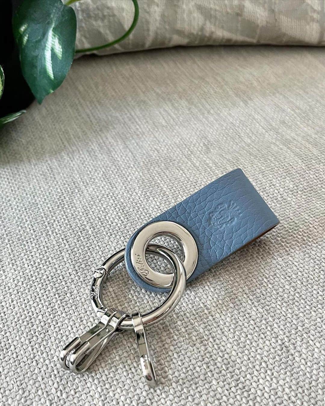 Felisi Japan 〔フェリージ〕さんのインスタグラム写真 - (Felisi Japan 〔フェリージ〕Instagram)「. #キーリング 大きなハトメが印象的なキーリング。 3つのキーフックがついた真鍮製のリングには、細やかな手仕事が施されています。贈り物にもお勧めの逸品です。  (Photo by @mado_ka1001)  #Felisi #felisi #フェリージ #イタリア製 #革小物 #革製品 #本革 #エイジング #経年変化 #手縫い #レザー小物 #革キーホルダー #大人の革小物  #プレゼントにもおすすめ」6月18日 20時57分 - felisi_japan