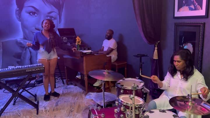ジェニファー・ハドソンのインスタグラム：「They put me on program in my own Vocal Throne Room!! I used to sing this song in church growing up and my cousin Quenton washington and cousin debra on the drums , who’s on the organ use to play it “More Than Enough”! Happy Sunday, yal! This is just what we do yal」