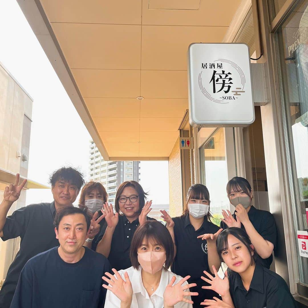 小林麻耶さんのインスタグラム写真 - (小林麻耶Instagram)「❤️居酒屋 傍 〜SOBA〜❤️  上越妙高駅西口徒歩1分にあるお店です❤️  連日✨お客様でいっぱいの美味しいお店と聞いて😋新幹線に乗る前に🚅寄らせていただきました❤️  ご主人奥様お二人とも✨笑顔が素敵で✨しあわせが溢れていて✨ 仲良しの秘訣を伺うと😉 『感謝している』とお二人共がおっしゃっていました✨まさに‼️傍 KATAWARA の存在にぴったり💖  しあわせも運んでくれる奥様の接客✨✨✨  上越妙高に行かれた際は✨ぜひ✨ お二人のしあわせの傍で🩷心もお腹もしあわせいっぱいにしてもらってください🍶  #國光真耶 #mayakunimitsu  #上越妙高 #居酒屋傍〜SOBA〜 #素敵なご夫婦❤️ @izakaya_soba  #馬刺し  #馬のレバ刺し  #感謝し合える関係を大切にしたい」6月18日 20時49分 - maya712star9