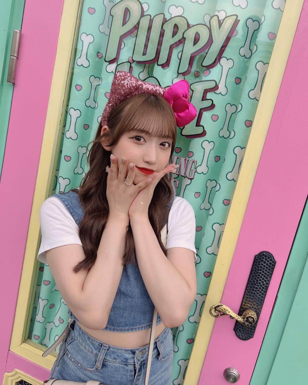 後藤陽菜乃のインスタグラム：「︎✿  可愛すぎてキティちゃんのカチューシャも 買ってしまったよね୨୧=・·・=୨୧   #ちなみにまだ投稿が続きます 🙈   #ユニバ #ユニバーサルスタジオジャパン #usj #ユニバコーデ  #ユニバーサルスタジオジャパン🌏  #usjコーデ  #ユニバ写真部  #モッピー  #fashion  #ファッション  #デニムセットアップ  #デニムコーデ  #大阪  #大阪観光 #ootd #followｍe」