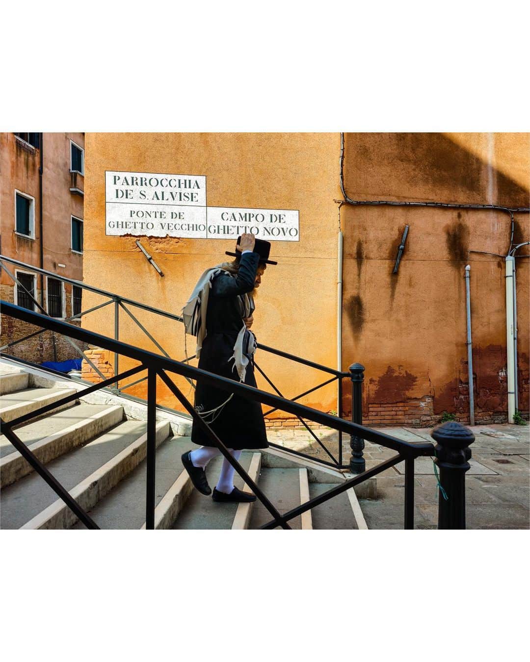 VuTheara Khamさんのインスタグラム写真 - (VuTheara KhamInstagram)「Venetian Serie (2016-2023) 🇮🇹 #venezia #italy  The last photo was taken by my pupil @seba061170 during a photo walk @veneziaphotofestival in Piazza San Marco, a chance encounter with the living legend @martinparrstudio the last day.   . 2016 : 1,2 2018 : 3,4,5 2023 : 6,7,8,9 & 10」6月18日 20時52分 - vutheara