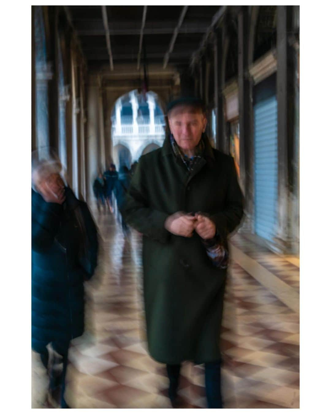 VuTheara Khamさんのインスタグラム写真 - (VuTheara KhamInstagram)「Venetian Serie (2016-2023) 🇮🇹 #venezia #italy  The last photo was taken by my pupil @seba061170 during a photo walk @veneziaphotofestival in Piazza San Marco, a chance encounter with the living legend @martinparrstudio the last day.   . 2016 : 1,2 2018 : 3,4,5 2023 : 6,7,8,9 & 10」6月18日 20時52分 - vutheara