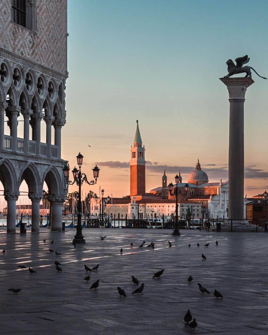 のインスタグラム：「Venetian Serie (2016-2023) 🇮🇹 #venezia #italy  The last photo was taken by my pupil @seba061170 during a photo walk @veneziaphotofestival in Piazza San Marco, a chance encounter with the living legend @martinparrstudio the last day.   . 2016 : 1,2 2018 : 3,4,5 2023 : 6,7,8,9 & 10」