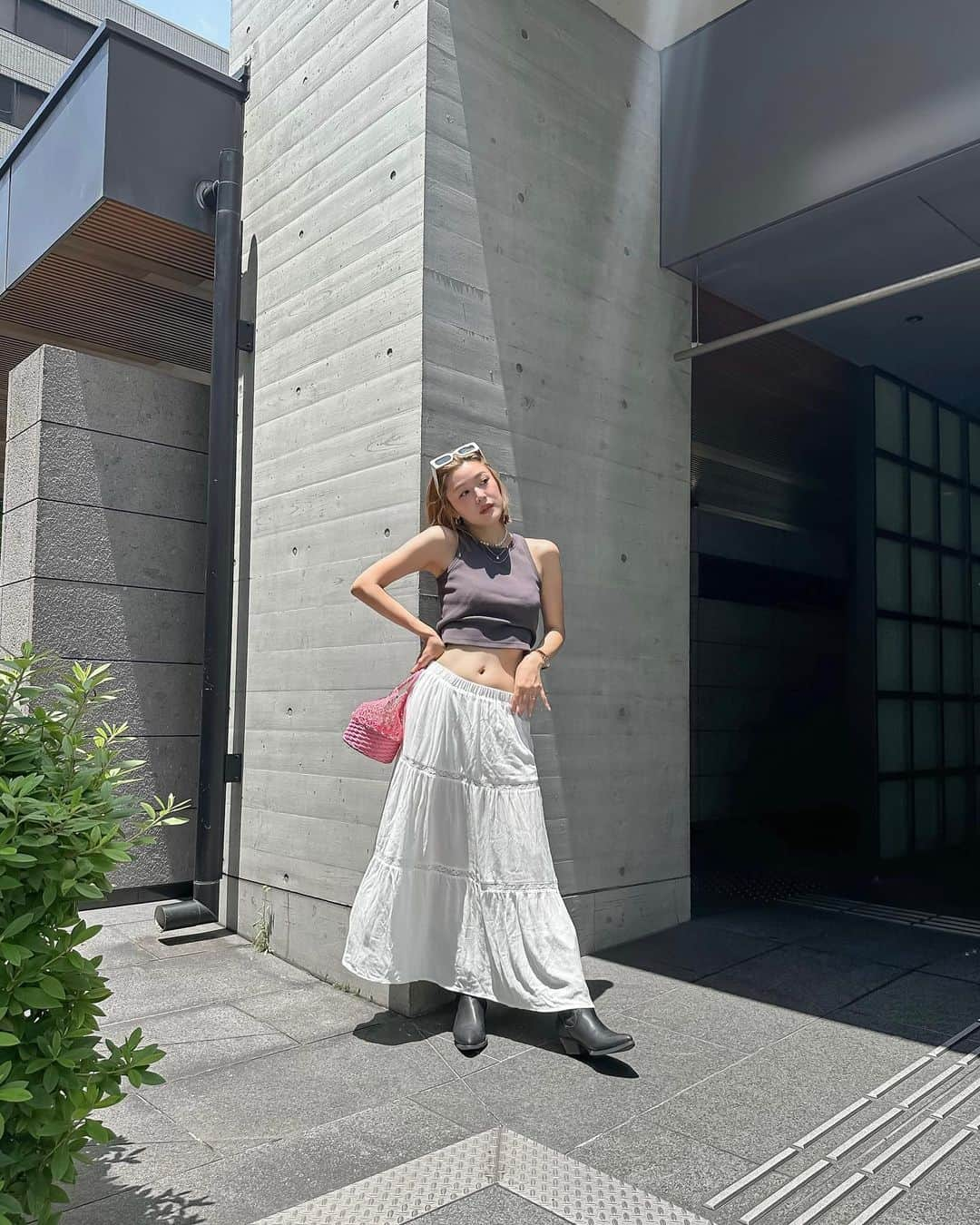 Meeさんのインスタグラム写真 - (MeeInstagram)「なんか夏になっちっち🥵  白のコットンスカートみたいのほしくてやっと見つけ出した🩷  #ロンスカ #スカートコーデ #ウエスタンブーツ #タンクトップ #タンクトップコーデ #サングラス女子 #サングラスコーデ」6月18日 20時54分 - wagamama_mee