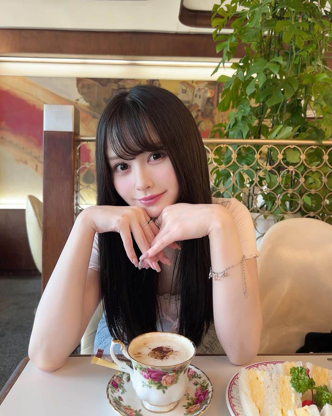 山本望叶のインスタグラム：「何枚目が好き〜？  #ootd #code #コーデ #夏服コーデ #heather #喫茶店」