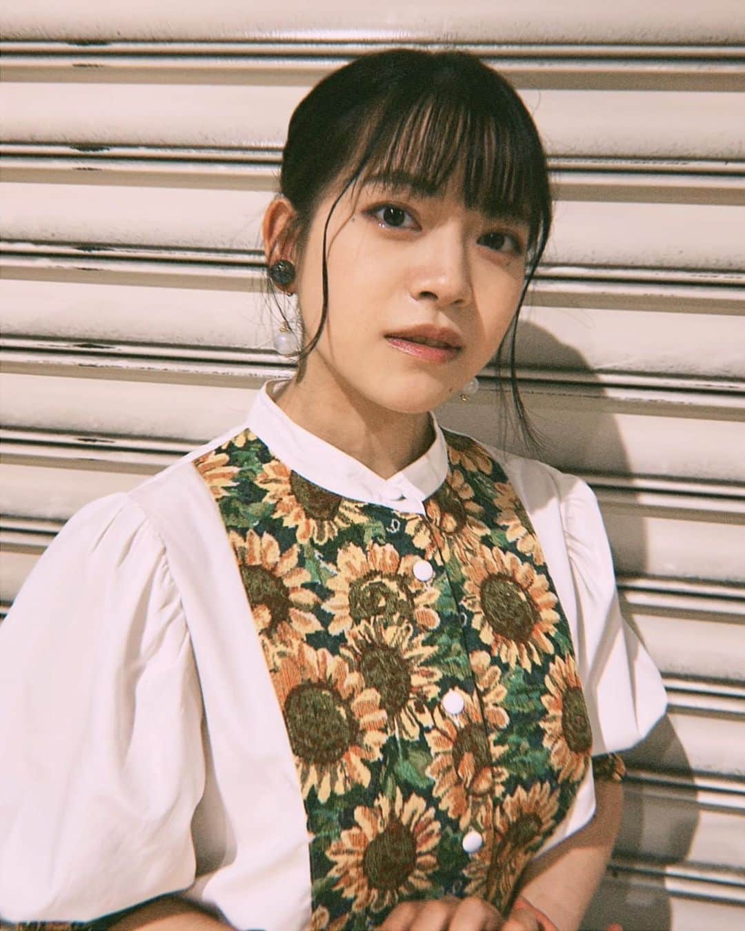 高岡薫のインスタグラム：「個別お話し会2日目ありがとうございました✨  #akb48 #お話し会 #ありがとうございました #幕張メッセ #今日のコーデ #kutir #ひまわり #ジャガード #axesfemmepoetique #まとめ髪アレンジ」