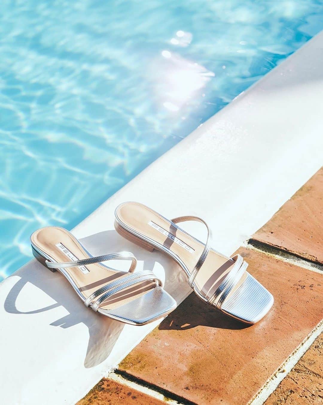 のインスタグラム：「夏の気分を盛り上げる PELLICOのサンダルとともに 新たなスタイルを楽しんで。  #pellico #italy #shoes」