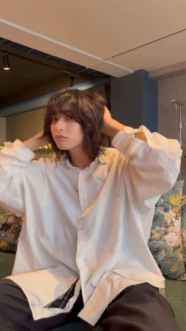 のインスタグラム：「・ self styling. ・ ・ ・ ・ ・ ・ ・ ・ ・ ・ ・ ・ ・ ・ ・ ・ ・ ・ ・ #メンズファッションコーデ #メンズファッションコーディネート #ユニセックスコーデ #ユニセックスファッション #シャツコーデ #ミディアムヘア #ミディアムヘアアレンジ #シンプルコーデ #メンズメイク #メンズ美容 #manta #メンズヘアスタイル #美容男子」
