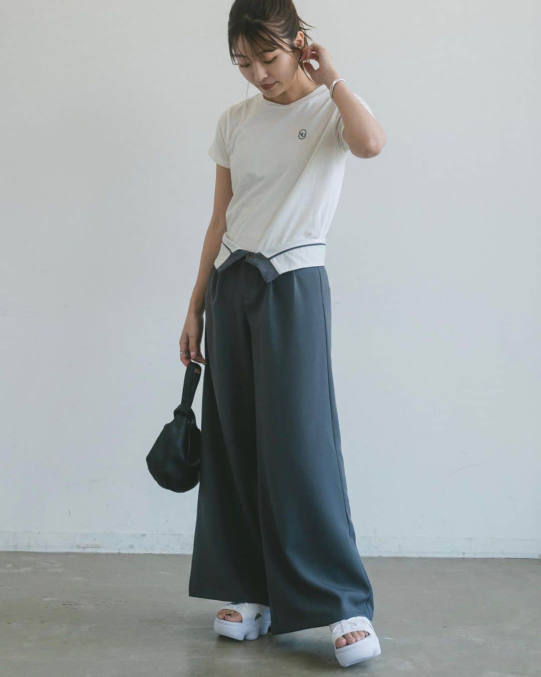 Vannie Officialのインスタグラム：「折り返しウエストワイドスラックス … Design …  ・ベルト折り返しでトレンドのローウエスト ・ハイウエストでも着用可能 ・後ろポケット付き ・程よいワイドの美シルエット ・合わせやすいベーシックカラー ・通年着れる素材  … Styling …  ウエスト部分でのもたつきがなくストレスフリーに 折り返しウエストワイドスラックスと合わせて ウエスト部分から肌見せがおすすめ  ━━━━━━━━━━━━━━━━━━━━━  透け感：なし 裏地：なし 厚さ：普通 伸縮性：なし 光沢感：なし  ━━━━━━━━━━━━━━━━━━━━━━ ※詳しくは洗濯タグをご確認ください #vannie_u」
