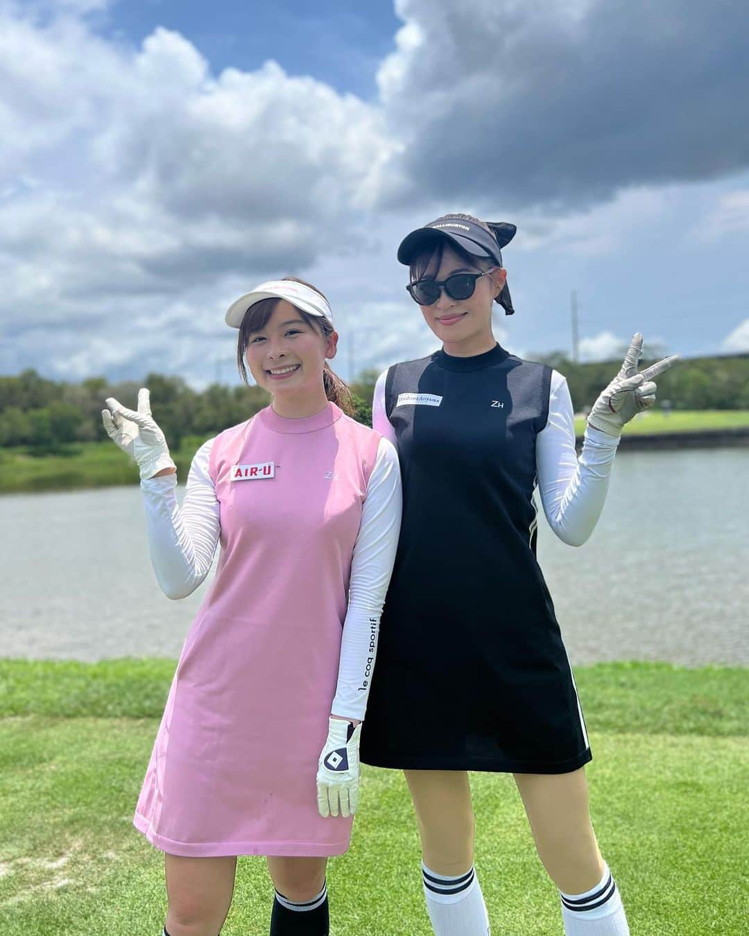 高橋としみのインスタグラム：「なみきちゃんと色違いコーデ⛳️ @zerohalliburton_jp のワンピ👗 軽くて、体のラインも綺麗に見せてくれる♥️  なみきちゃんのチャンネルで このウェア着てラウンドしてます⛳️ フィリピンゴルフぜひ見てね✨✨  なんと対決してます🫡  #ゴルフ#ゴルフ女子 #golf#ゴルフコーデ #ゴルフウェア #ゴルフ好きな人と繋がりたい ##フィリピンゴルフ#フィリピン」