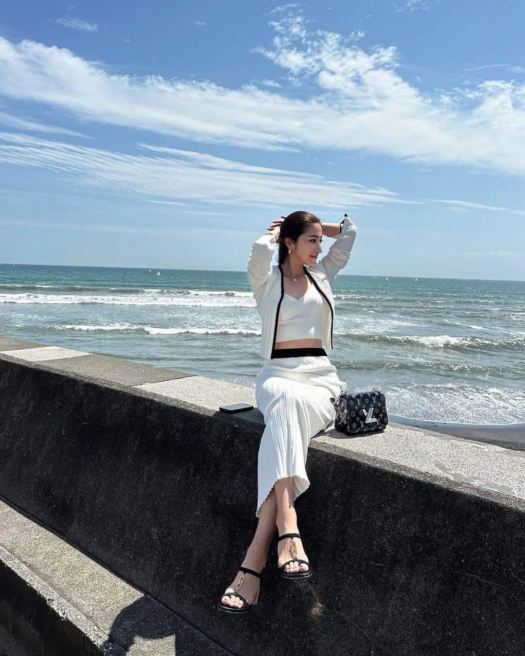 のインスタグラム：「コーデ🌊💙🌊💙  tops/skirt/cardigan... @ambientofficial bag/sandal... @louisvuitton」