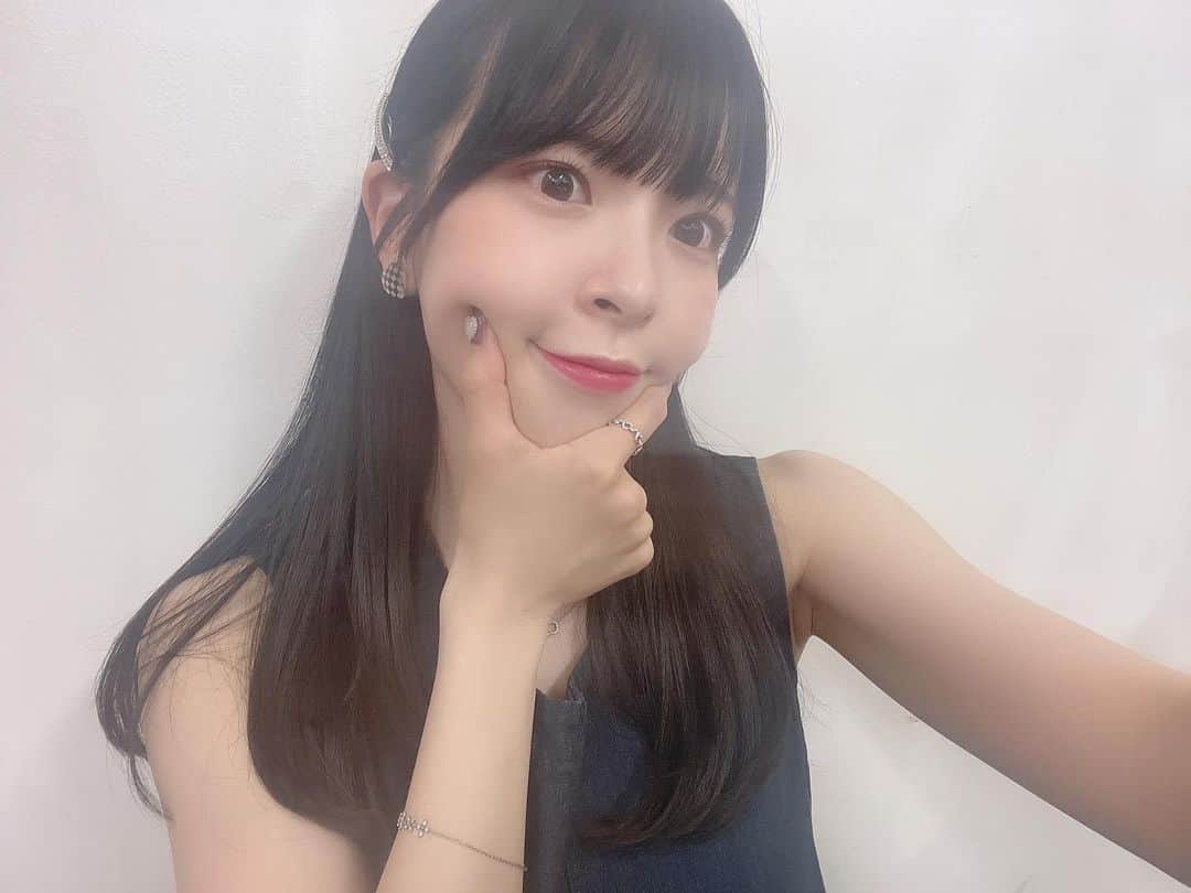 松崎博香のインスタグラム：「🩶 ストレートヘアと巻き髪どっちが好き？🥺 こっそり教えてー！！！！ 　  SHEINで買ったワンピース可愛かったよ☺︎ お揃いで着る？？？着よー！！ね？🫶🏻  #STARMARIE #スタマリ #instagood #instagram #instalike #instadaily #selfie #me #like #셀카 #셀피 #맞팔 #좋아요 #좋아 #맞좋 #오오티디 #fyp #selca #เซลฟี่ #카페 #shein」