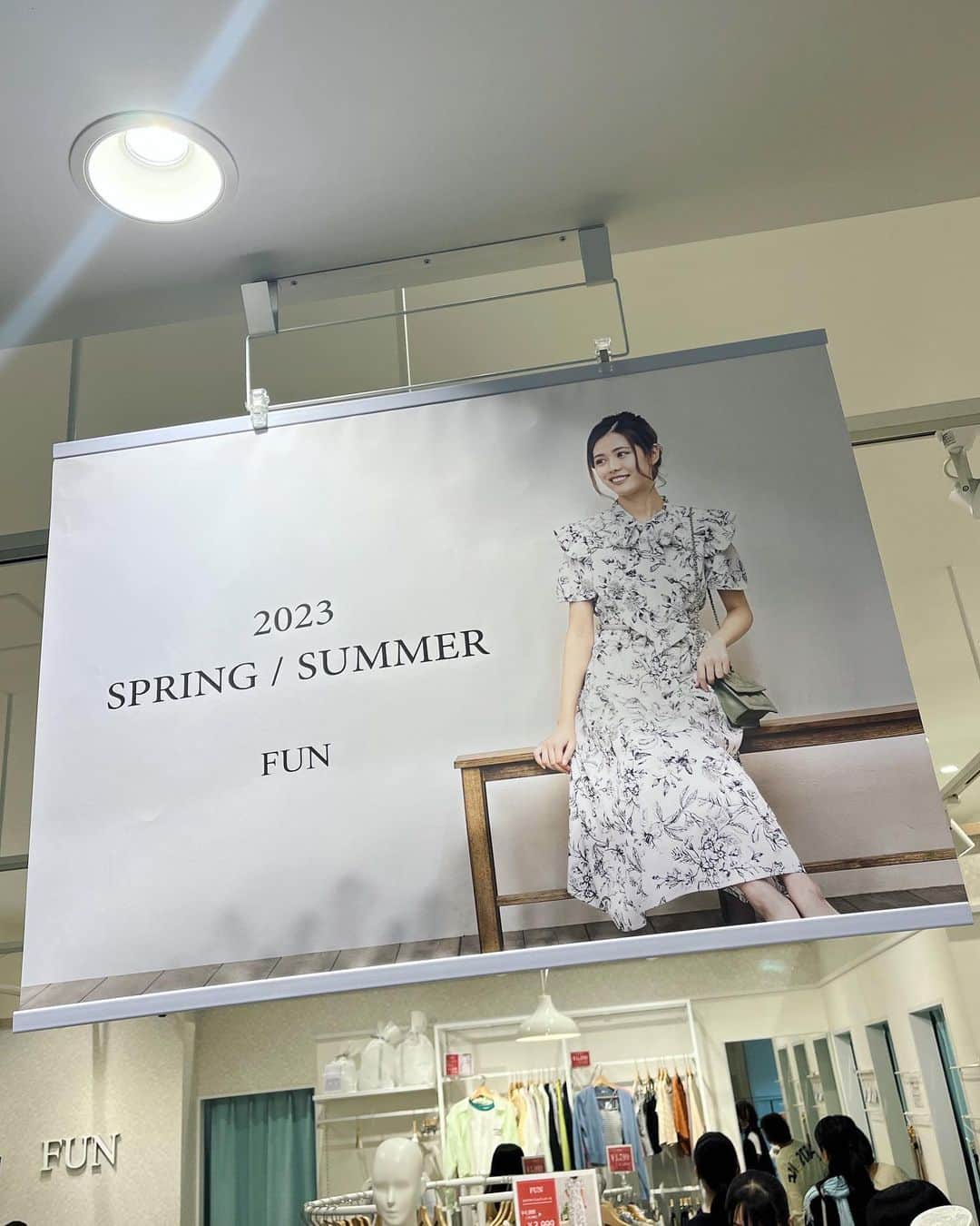 Tomokaのインスタグラム：「. 5月頃から、モデルを務めたFUN様の店頭に、私のポスターを飾って頂いています。  神奈川や東京の友達から「ポスター飾られてるの見たよ」と教えてもらっていたのですが、自分では見たことがなく、最近ようやく見ることが出来ました！（私が見たのは大阪のエキスポシティ店です。）  全国各地にあるので、皆さんもお近くの店舗にお越しの際には是非見てくださいね♪ . . . #モデル #広告モデル #アパレルモデル #看板 #ポスター #新作 #ワンピースコーデ #fun #apparel #model #summerstyle #posterdesign #summercode」