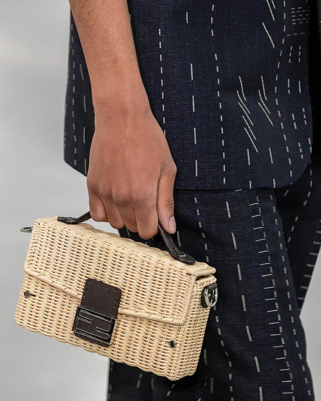 Fendiのインスタグラム：「Woven bags, including iterations of the #FendiBaguette, become tactile expressions of Fendi’s finest craft in #FendiSS24.  Artistic Director of Accessories and Menswear: @silviaventurinifendi Artistic Director of Jewelry: @delfinadelettrez  Concept and Direction: @nicovascellari  Styling: @ganio Hair: @garygillhair Makeup: @daniel_s_makeup Casting: @piergiorgio  Production: @bureaubetak」