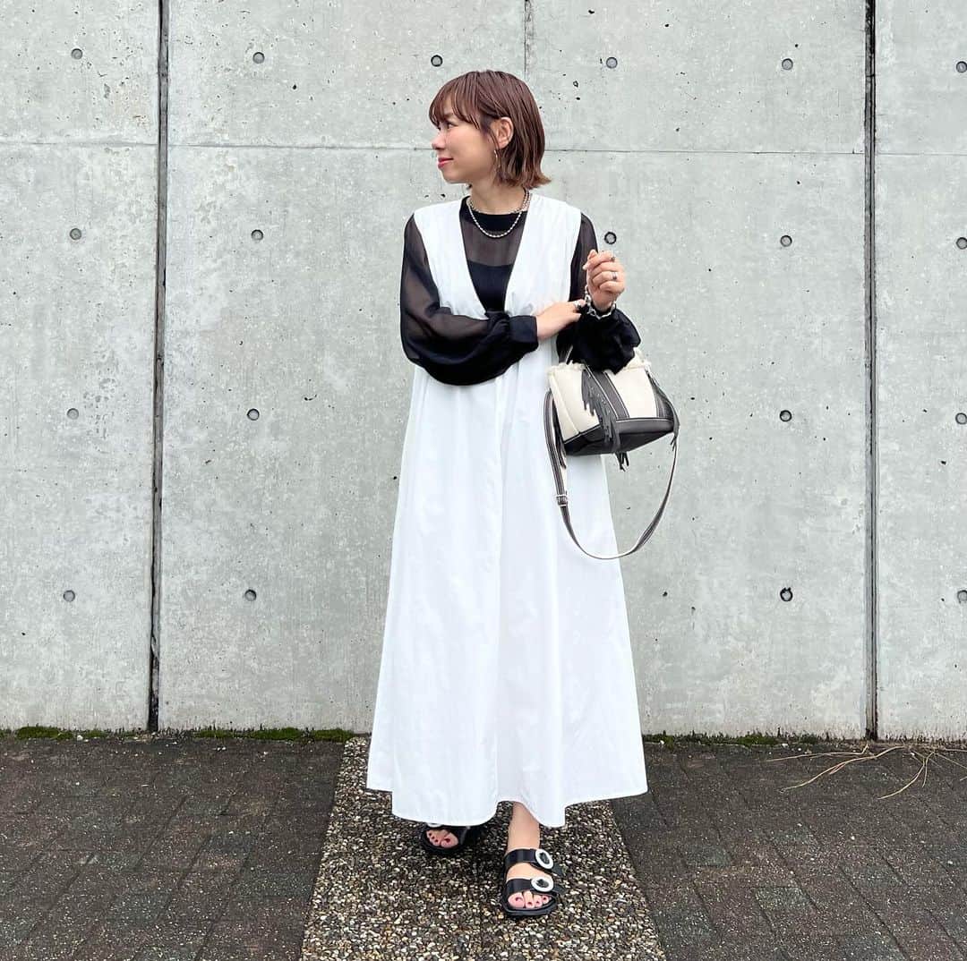 のインスタグラム：「===== JUNOAHのバルーンスリーブシアーブラウス🎈  2コーデしてみたよ♡  今年大流行のシアーブラウス🫥 一枚でパンツやスカート合わせにもできるし サロペットやキャミ合わせとかにも相性抜群のトップス♡ 朝でがバルーンになっててそれまたかわぃぃ🫰  なんと15色もあるよ🌈✨  SHOPLISTでAMTW0003232と検索すればすぐ出てくるよ♥  @shoplist_official  チェックしてみてね☑︎ . . . . . #SHOPLIST #SHOPLIST購入品 #カジュアルコーデ#大人カジュアル #低身長コーデ #シアートップス #シアーシャツ #シアーブラウス #ブラウスコーデ #ママコーデ #毎日コーデ #プチプラコーデ」