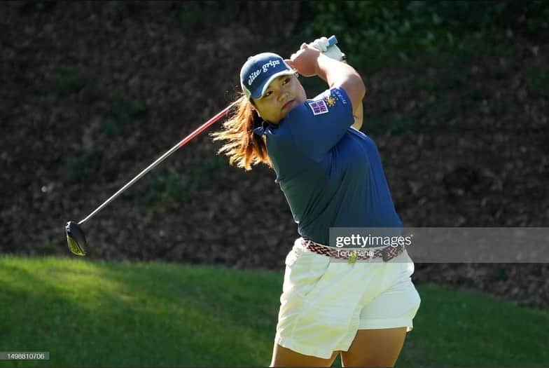 石川怜奈のインスタグラム：「#ユピテル静岡新聞sbsレディース   今年も予選落ちでした。 初日終わってかりんちゃんに抑えた球の打ち方教えてもらって練習付き合ってくれて、2日目OB打ちましたが、球強くていいゴルフできました！！ ありがとうございます😊  次は推薦いただきました、#資生堂レディースオープン に出場致します。  キャディーは2年ぶりのおぼっちゃん．頑張りましょうね🧎‍♀️  また応援よろしくお願い致します！！」