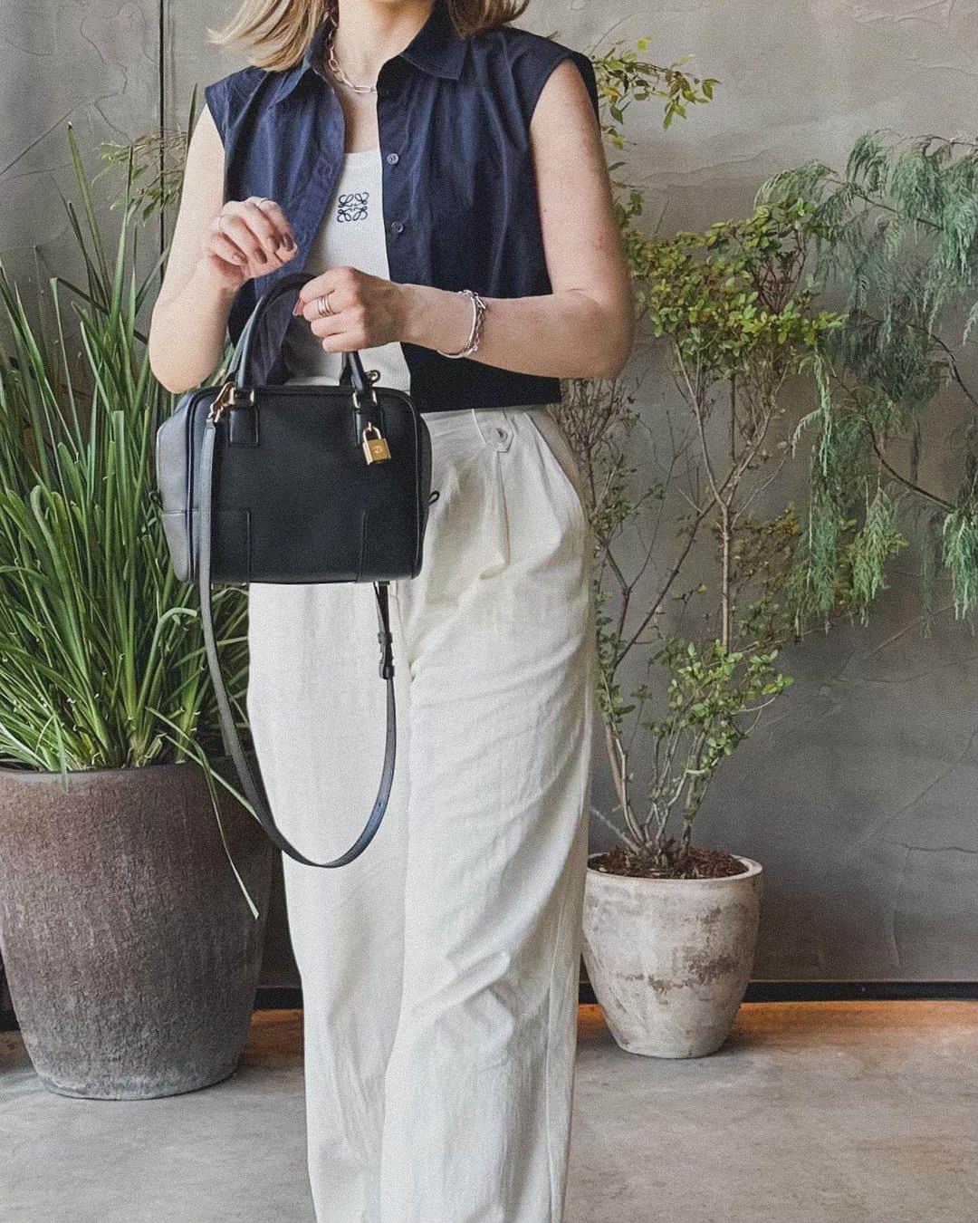 かほこ。さんのインスタグラム写真 - (かほこ。Instagram)「ㅤㅤㅤㅤㅤㅤㅤㅤㅤㅤㅤㅤㅤ ㅤㅤㅤㅤㅤㅤㅤㅤㅤㅤㅤㅤㅤ shirt vest : #cos top & bag : #loewe bottom : #unemansion sandals : #adametrope ㅤㅤㅤㅤㅤㅤㅤㅤㅤㅤㅤㅤㅤ 京都旅1日目☝🏻 暑すぎてノースリーブでした🫠 タンクにクロップド丈のベストを重ねて、カジュアルだけど大人っぽく！ ㅤㅤㅤㅤㅤㅤㅤㅤㅤㅤㅤㅤㅤ #kaho_fashion」6月18日 21時04分 - xxokohakxx
