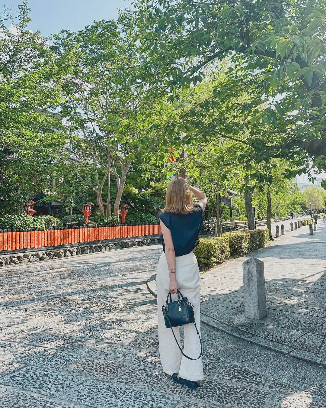 かほこ。さんのインスタグラム写真 - (かほこ。Instagram)「ㅤㅤㅤㅤㅤㅤㅤㅤㅤㅤㅤㅤㅤ ㅤㅤㅤㅤㅤㅤㅤㅤㅤㅤㅤㅤㅤ shirt vest : #cos top & bag : #loewe bottom : #unemansion sandals : #adametrope ㅤㅤㅤㅤㅤㅤㅤㅤㅤㅤㅤㅤㅤ 京都旅1日目☝🏻 暑すぎてノースリーブでした🫠 タンクにクロップド丈のベストを重ねて、カジュアルだけど大人っぽく！ ㅤㅤㅤㅤㅤㅤㅤㅤㅤㅤㅤㅤㅤ #kaho_fashion」6月18日 21時04分 - xxokohakxx