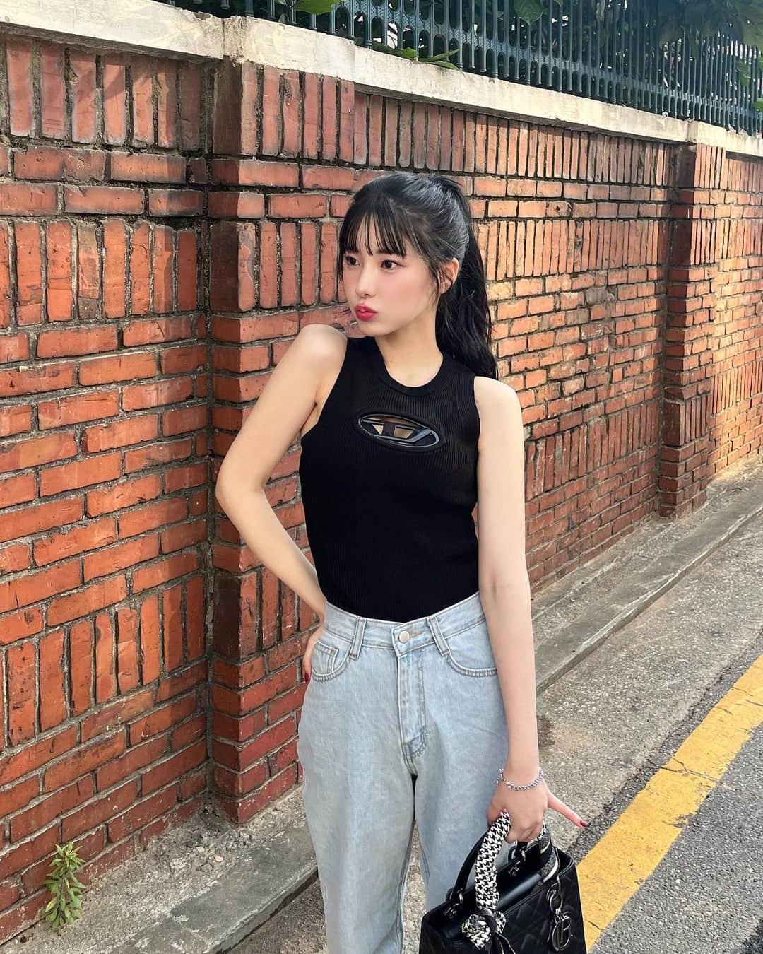えみ姉のインスタグラム：「ㅤ 韓国暑すぎたーとおもったら 日本もあちー毎日あちーですね🤒 ㅤ ㅤ #diesel #dior #韓国旅行 #韓国 #デニム #ポニーテール」