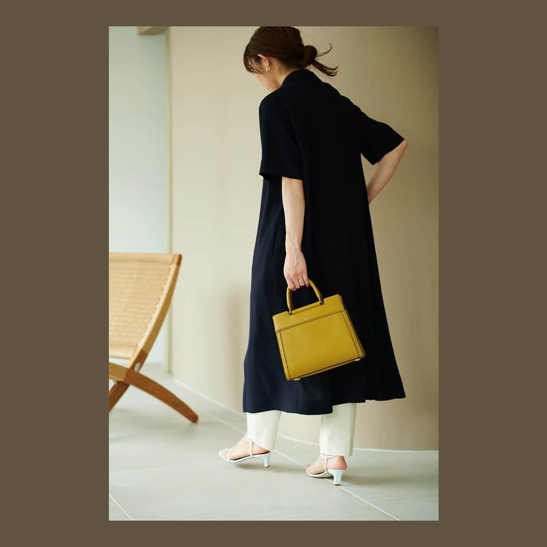 ロペのインスタグラム：「「W BAG」登場！ 働く女性の隣に、ÉPORから新モデル誕生。 ⁡ ROPÉで人気を博したジャバラバッグ。 今回リモデルし「W BAG」として登場します！ 働く女性の隣に、通勤やお出かけや様々なシーンに味方になるツールとして、デザイン性と機能にこだわったW BAG。 先行予約がスタートです！ ⁡ ▶ITEM ⁡ #GGX83400 W BAG Medium ¥22,000 (税込) ⁡ J'aDoRe JUN ONLINEでご購入いただけます。 ⁡ ⁡ ⁡ @epor_rope @jadorejunonline #ÉPOR #ロペエポール #美しさととのう #ととのう #通勤バッグ #Wbag #ロペ #ROPÉ #ropejp」